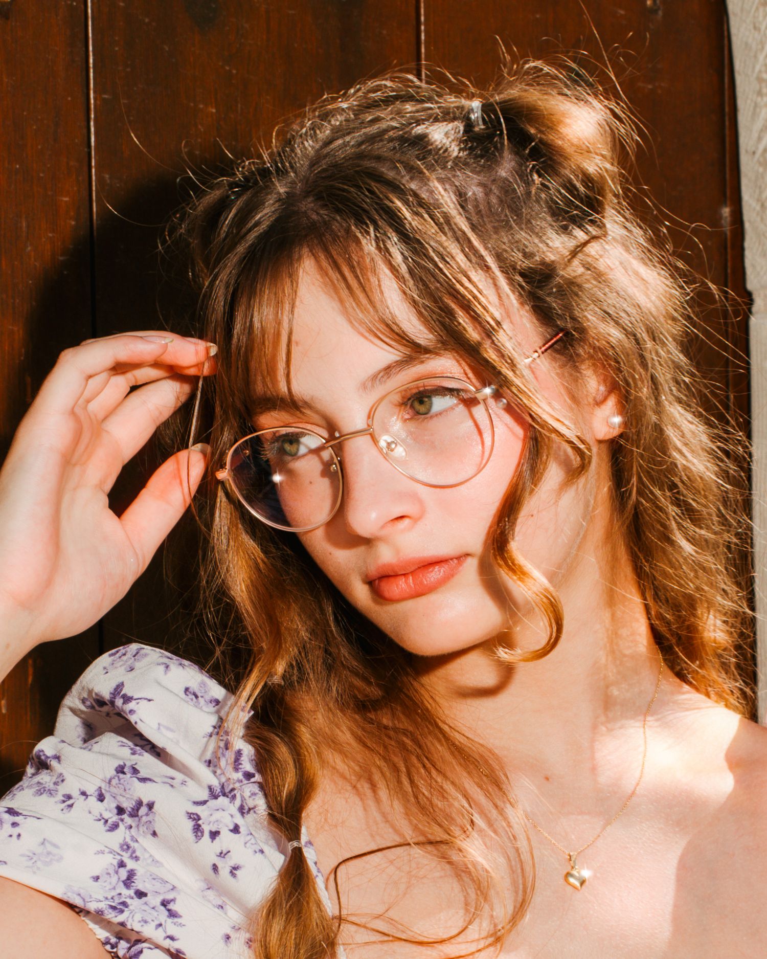Primer plano de una joven con cabello ondulado durante una sesión de retrato