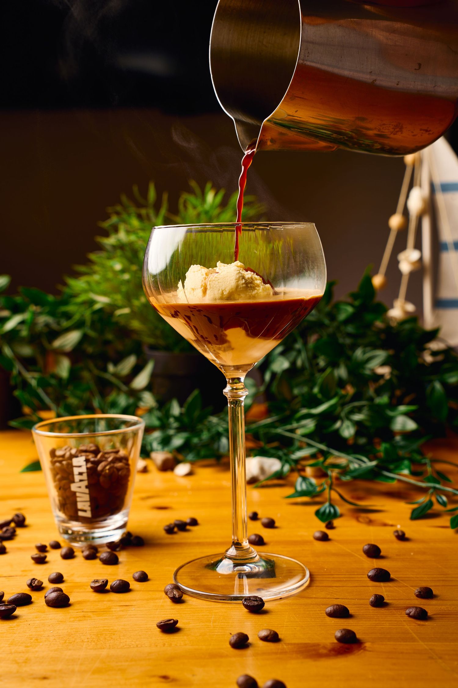 Copa de café con helado en una mesa decorada con granos de café