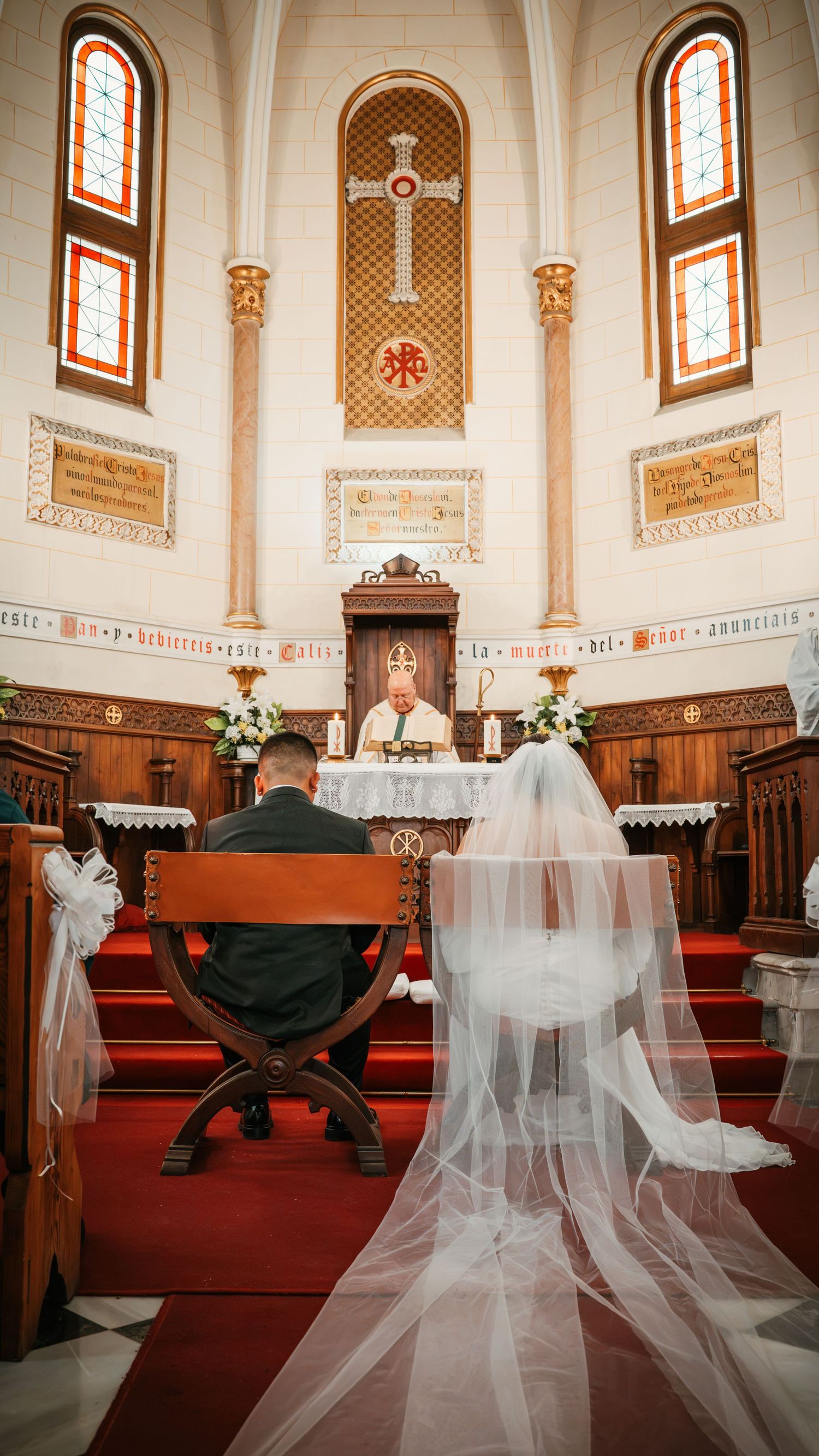 Novios durante una ceremonia de boda en el interior de una iglesia