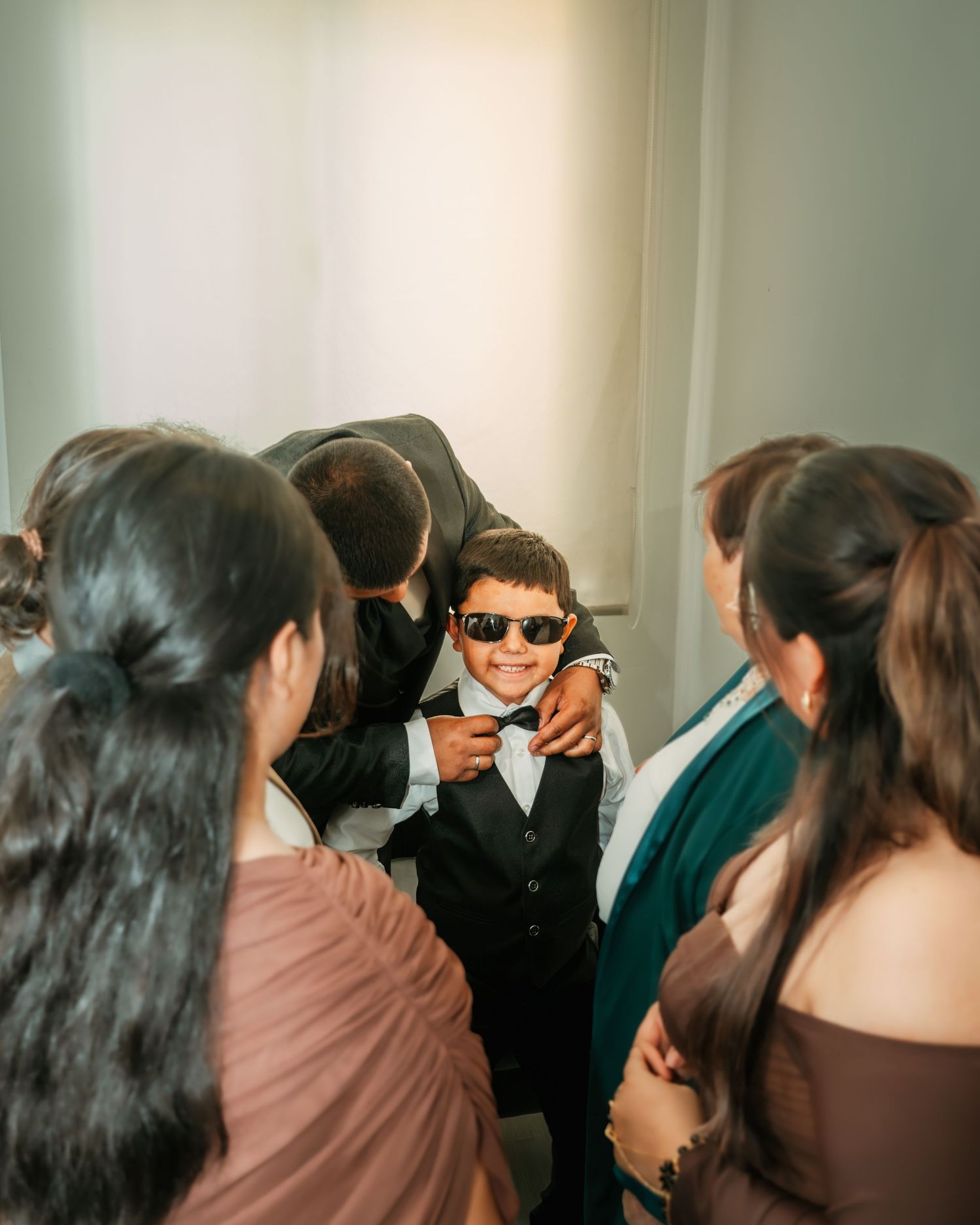 Invitados conversando durante una celebración de boda