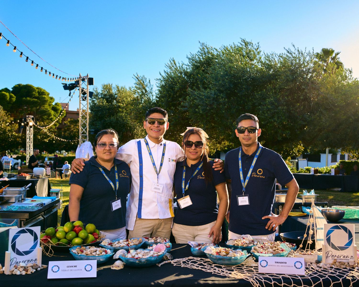 Fotografía de un equipo de profesionales en un evento gastronómico al aire libre