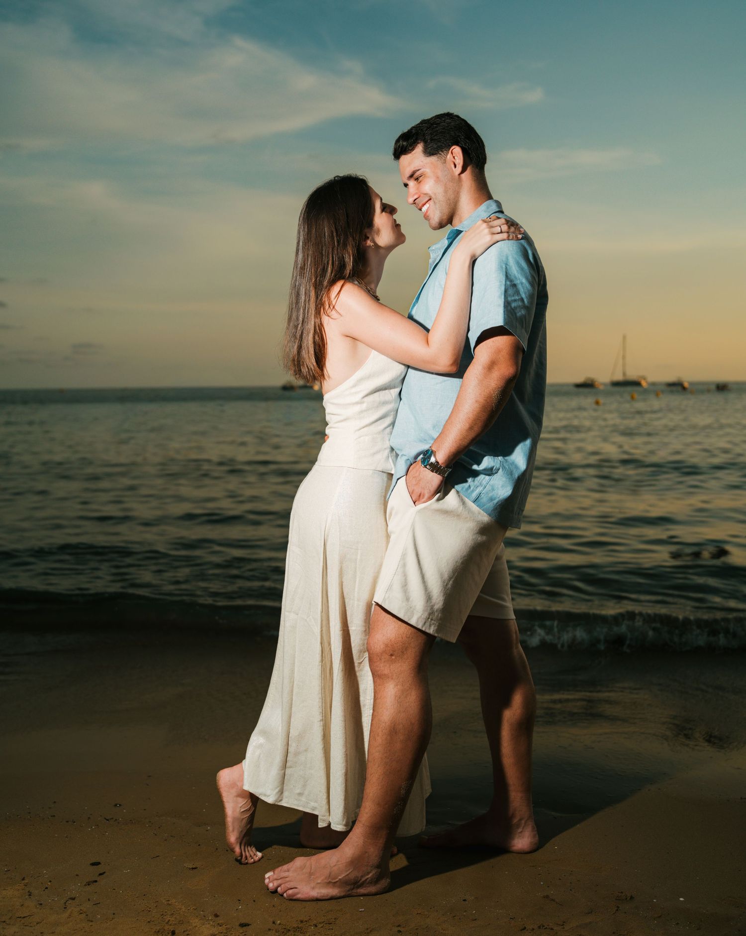 Pareja abrazada junto al mar durante una sesión de fotografía