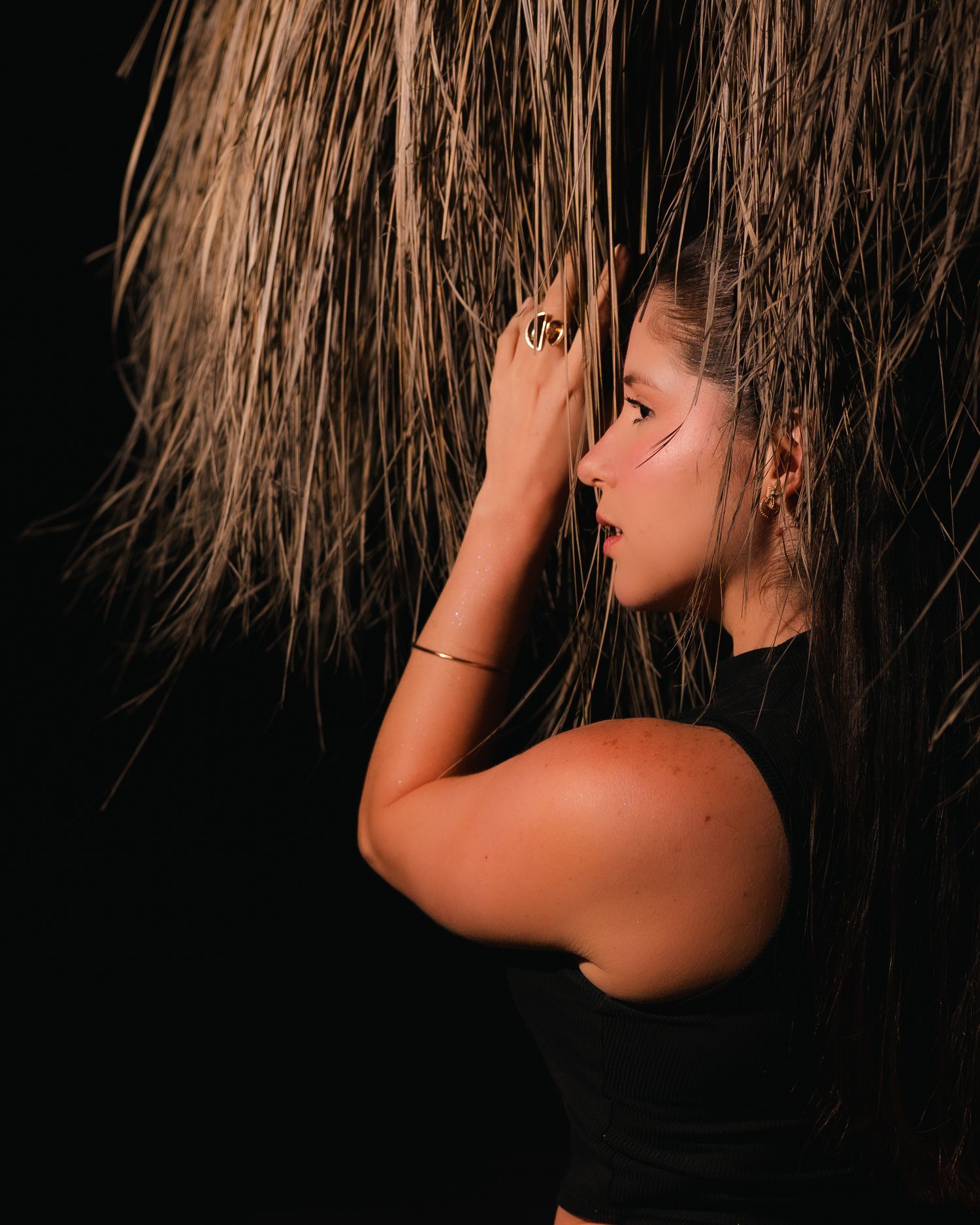 Retrato artístico de una mujer de perfil con iluminación cálida
