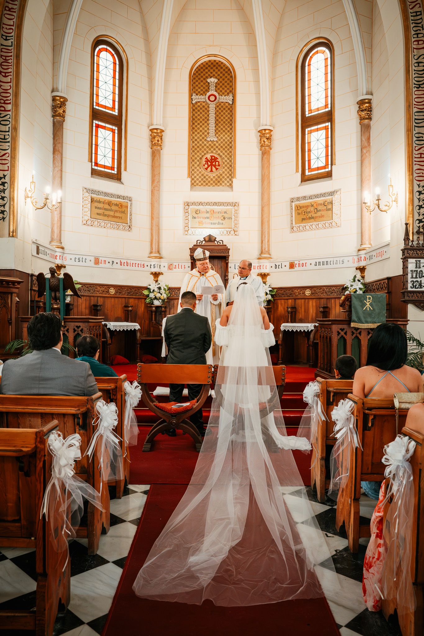 Novios durante la ceremonia de boda en el interior de una iglesia
