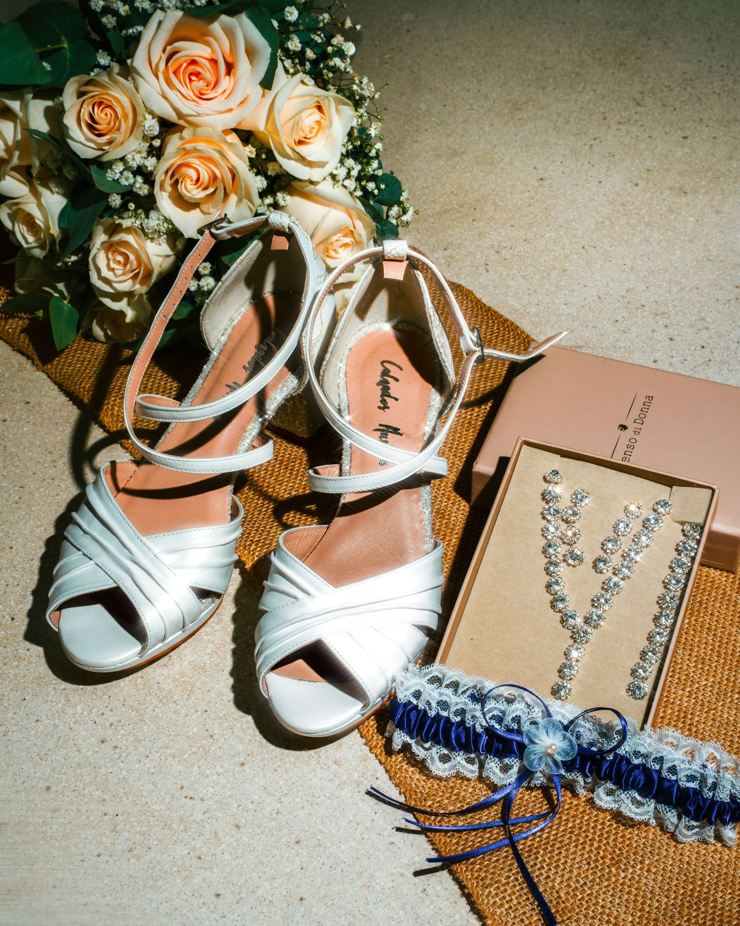 Fotografía de zapatos de novia, ramo de flores y accesorios de boda