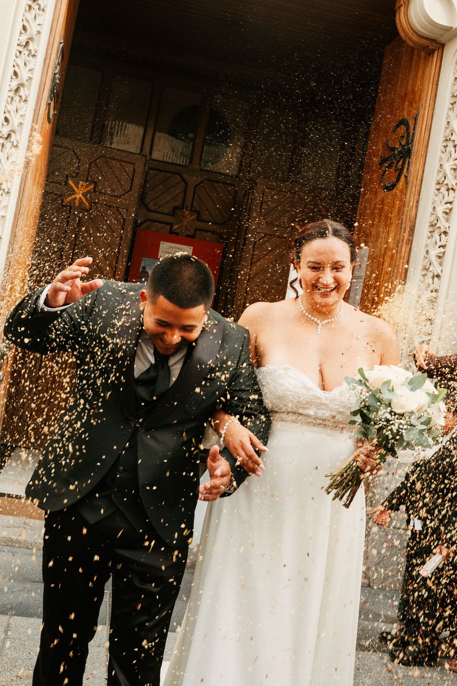 Novios saliendo de la iglesia después de su ceremonia de boda