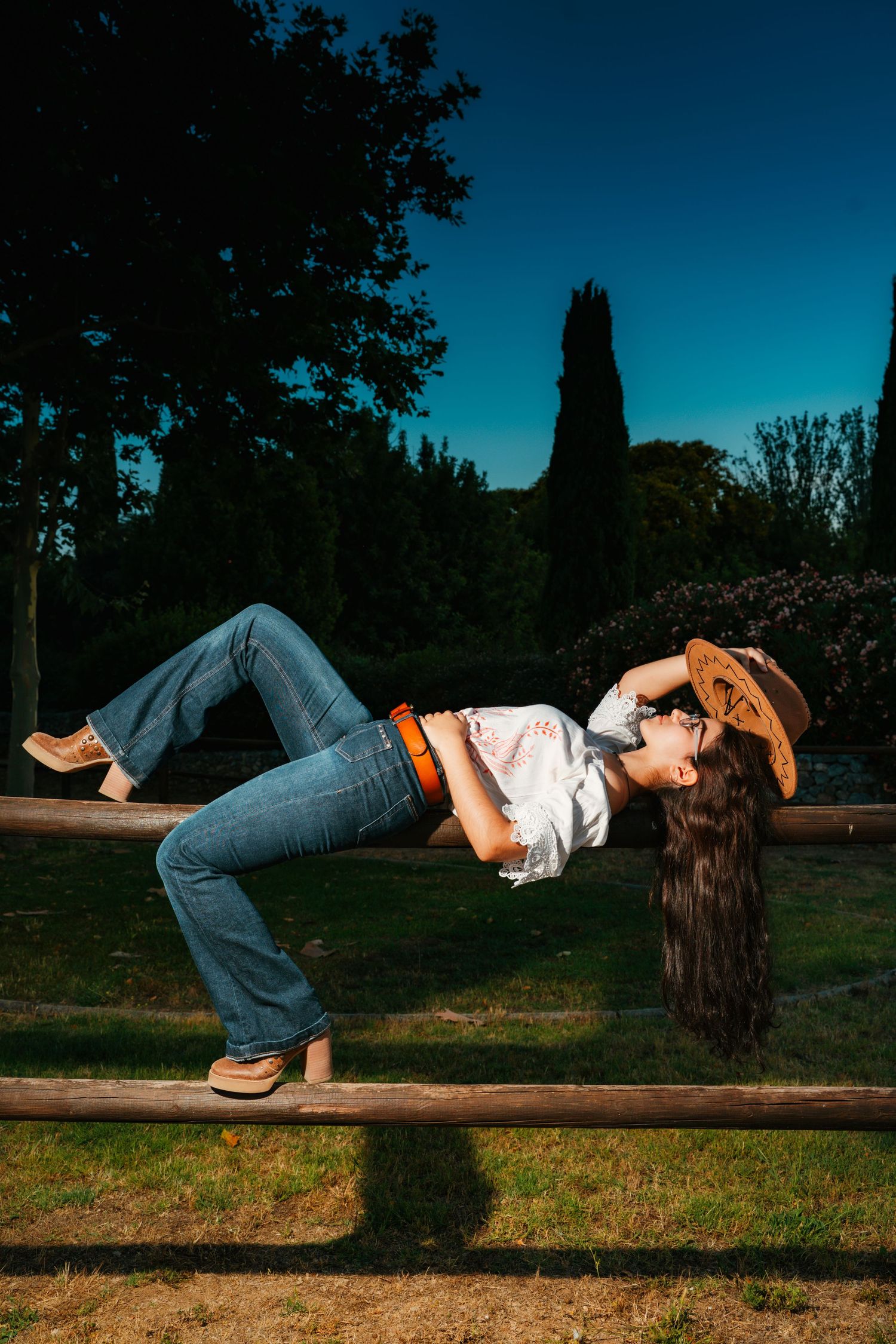 Fotografía de retrato de una persona posando al aire libre al atardecer