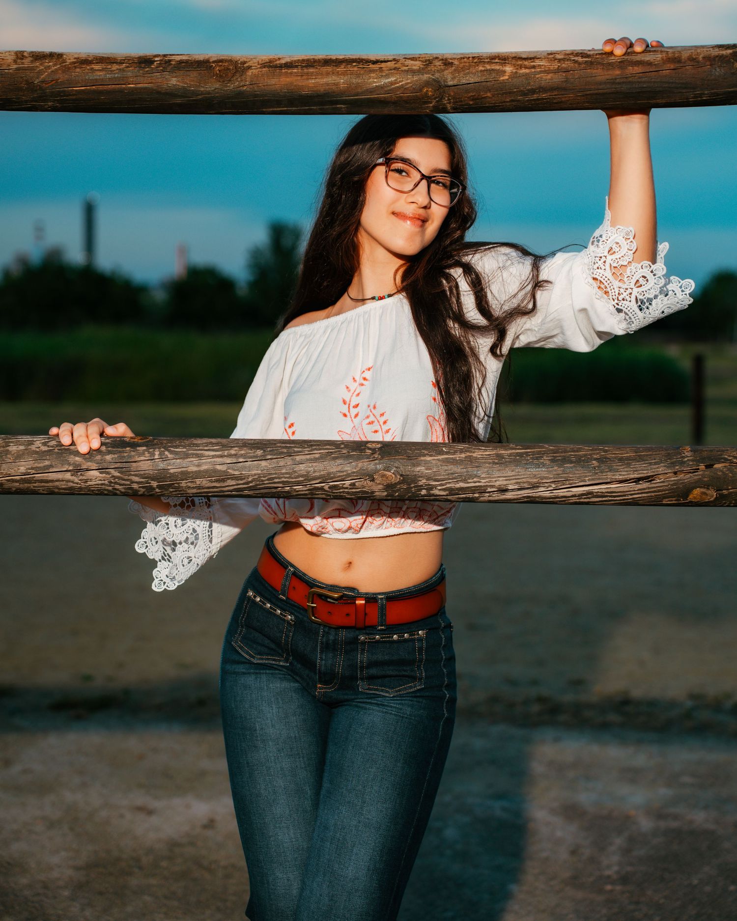 Retrato de una mujer posando en un entorno urbano junto a una barandilla