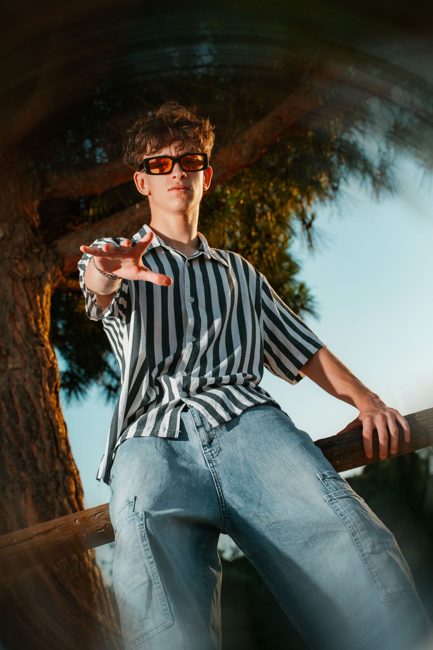 Retrato de un hombre con camisa de rayas en una sesión fotográfica de moda