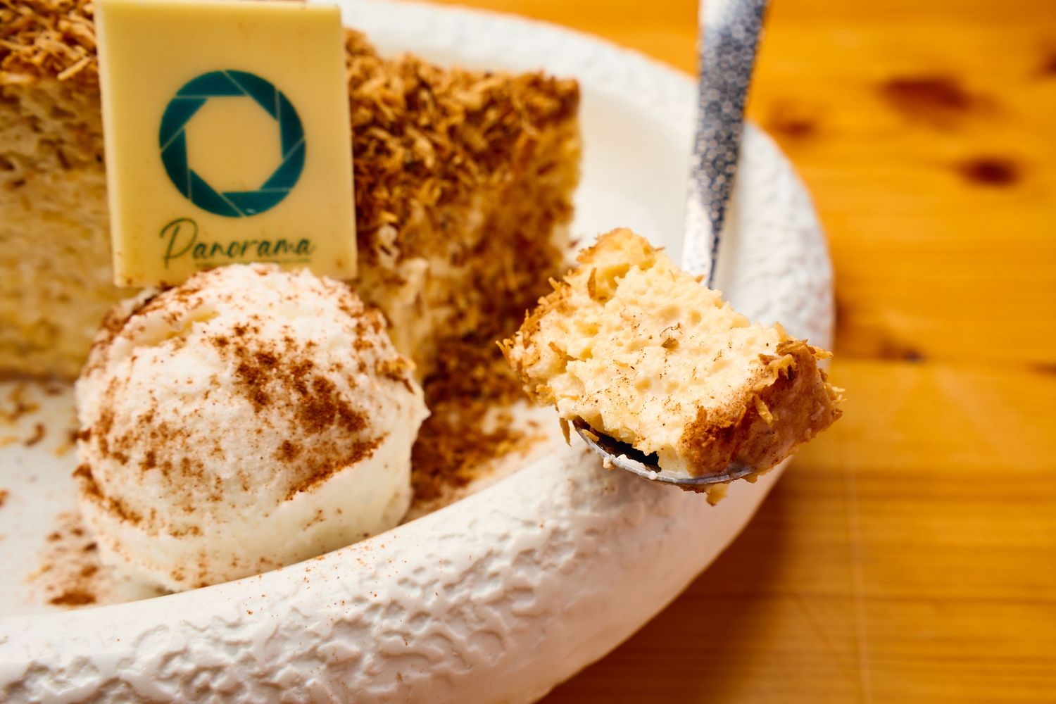 Fotografía gastronómica de un postre artesanal servido en un plato