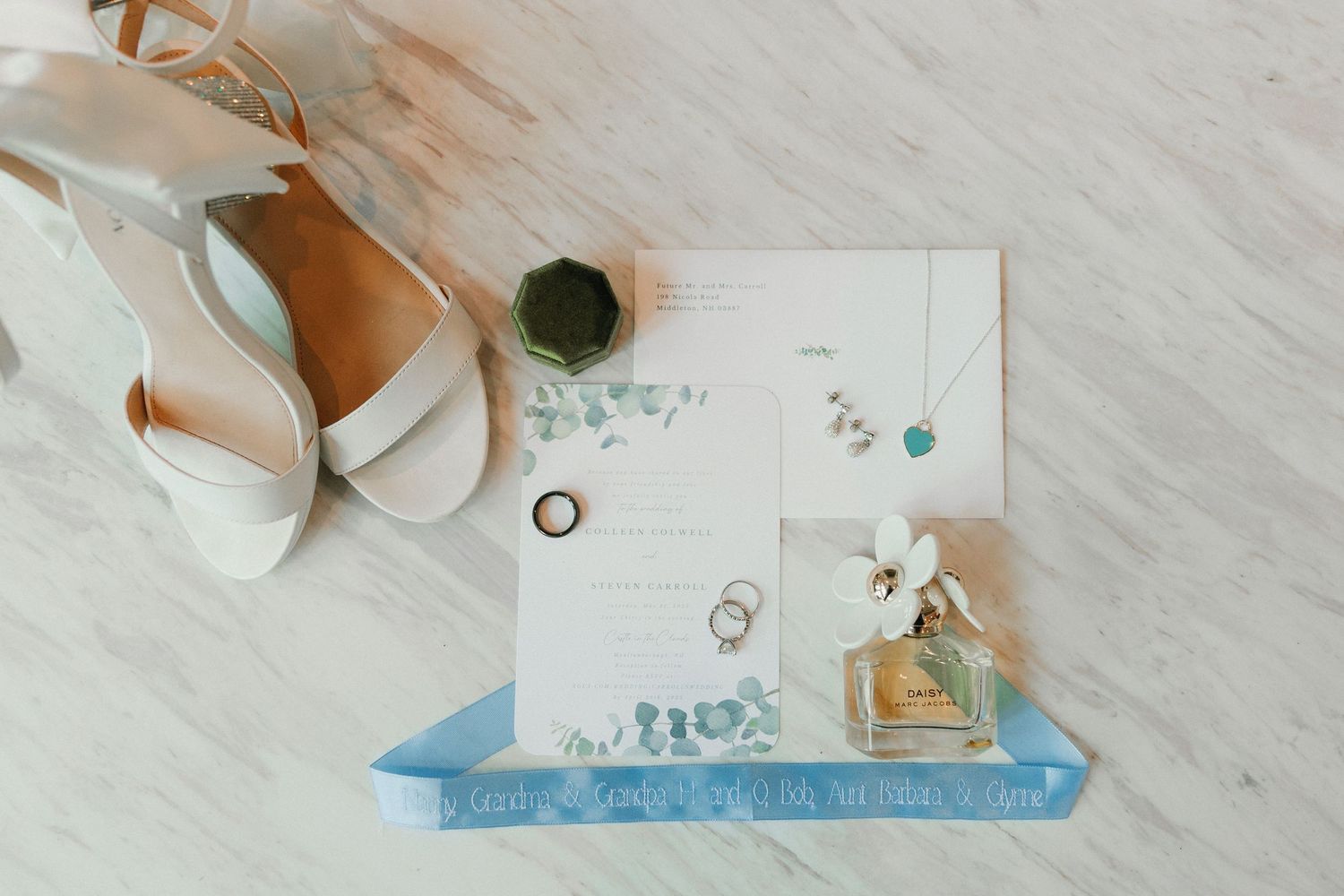 Elegant wedding stationery featuring watercolor details in soft blue tones.