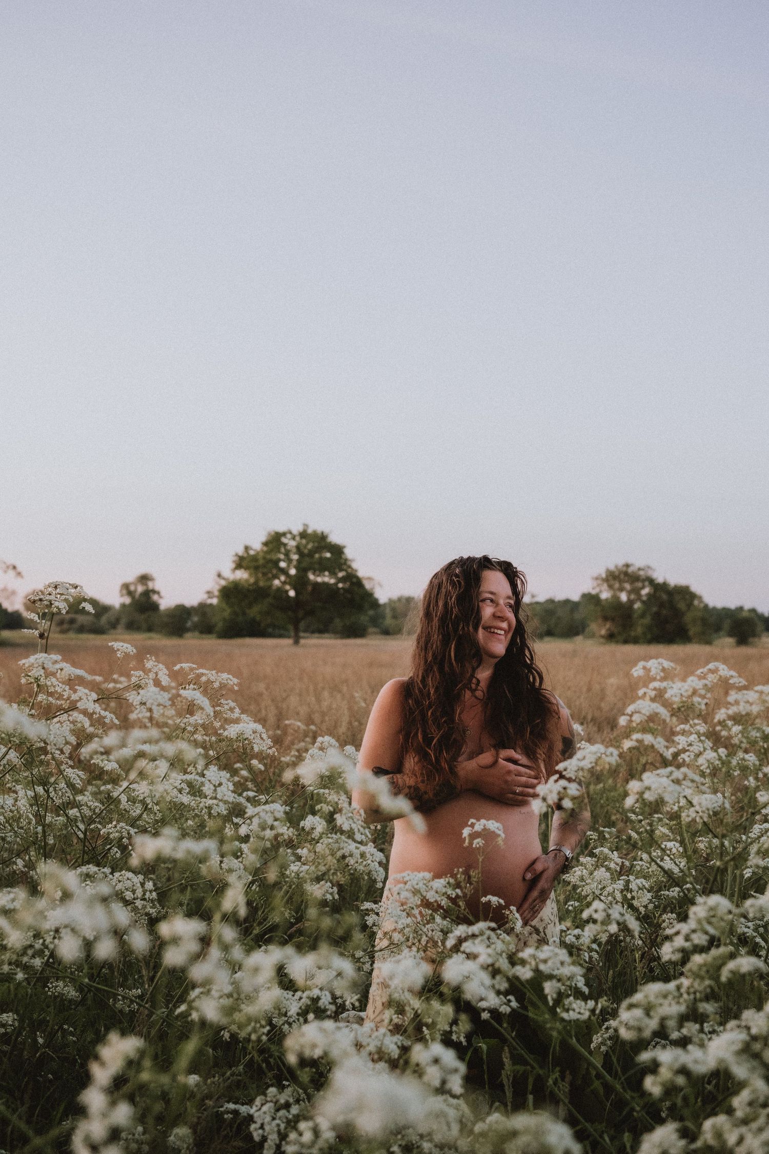 Natuurlijk beeld van zwangere vrouw in al haar kracht