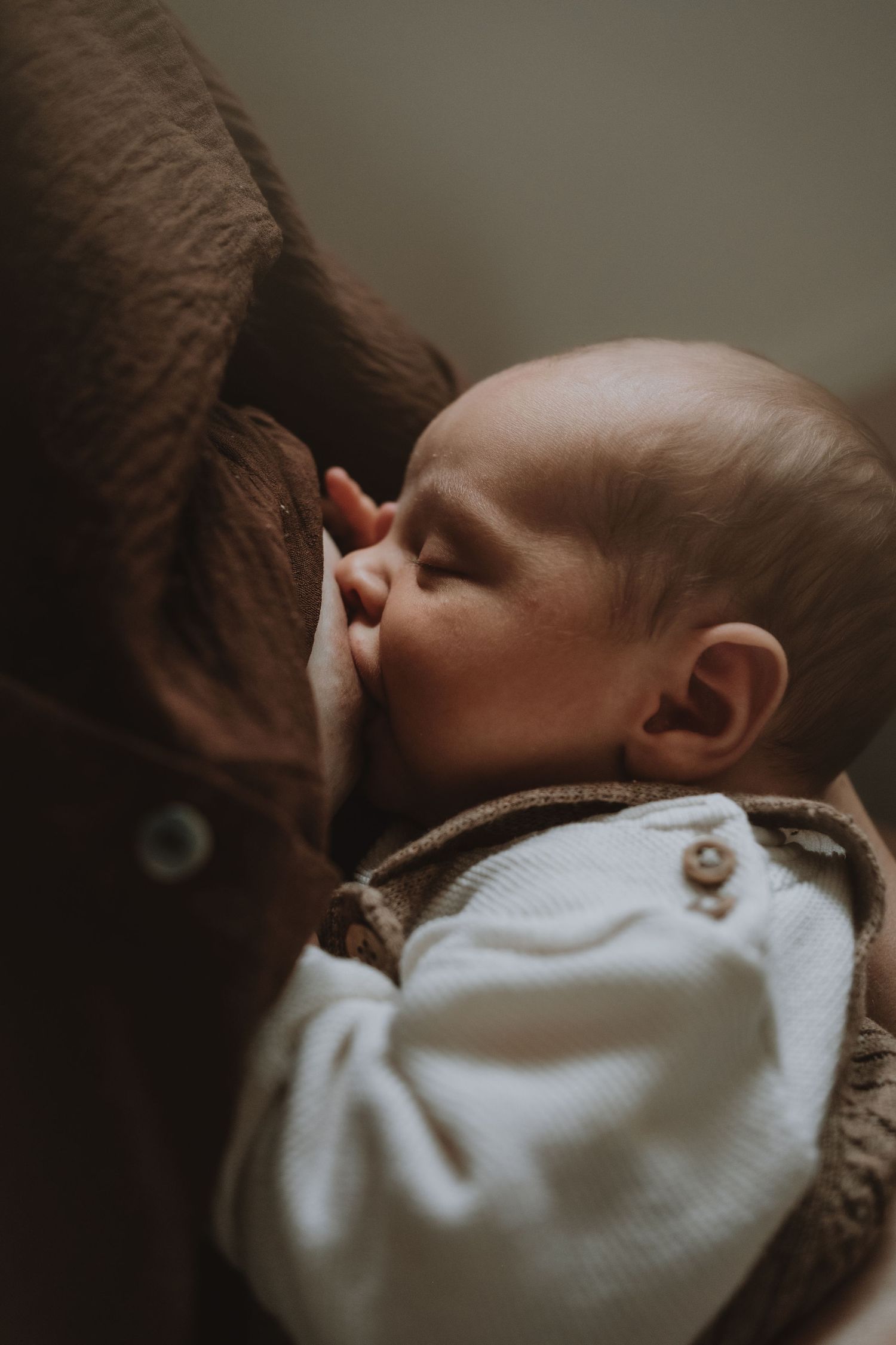 Zacht licht omringt een drinkende baby aan de borst