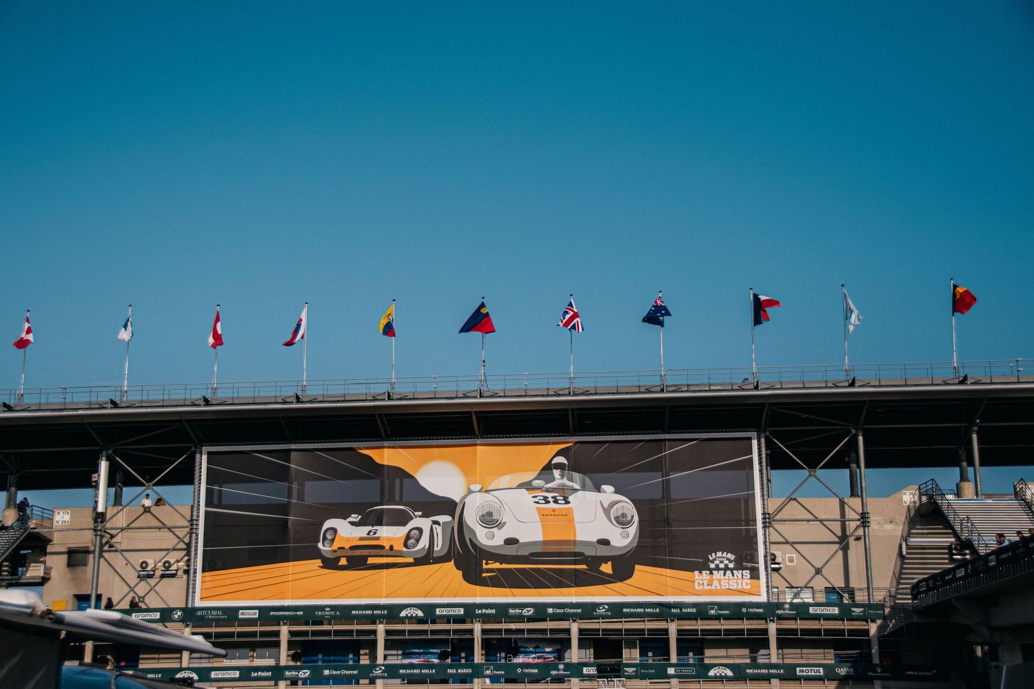 Le Mans classique drapeau - Martin TRAMOND, photographe vidéaste