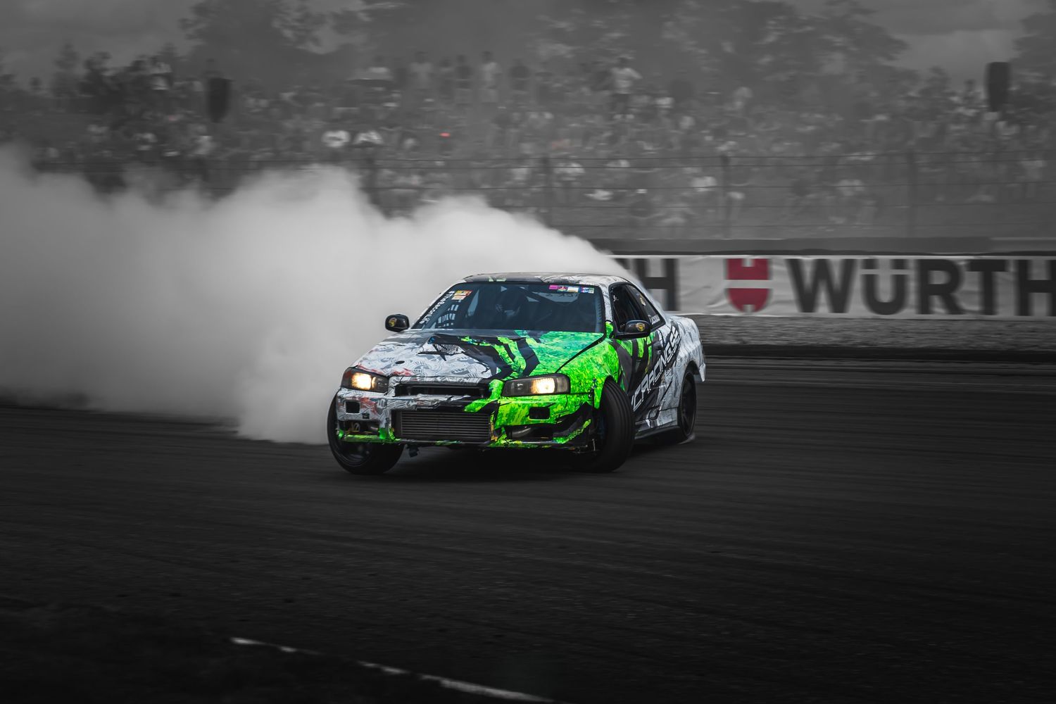 Nissan Skyline R34 drifter gjennom breisladd-svingen på Gatebil Rudskogen