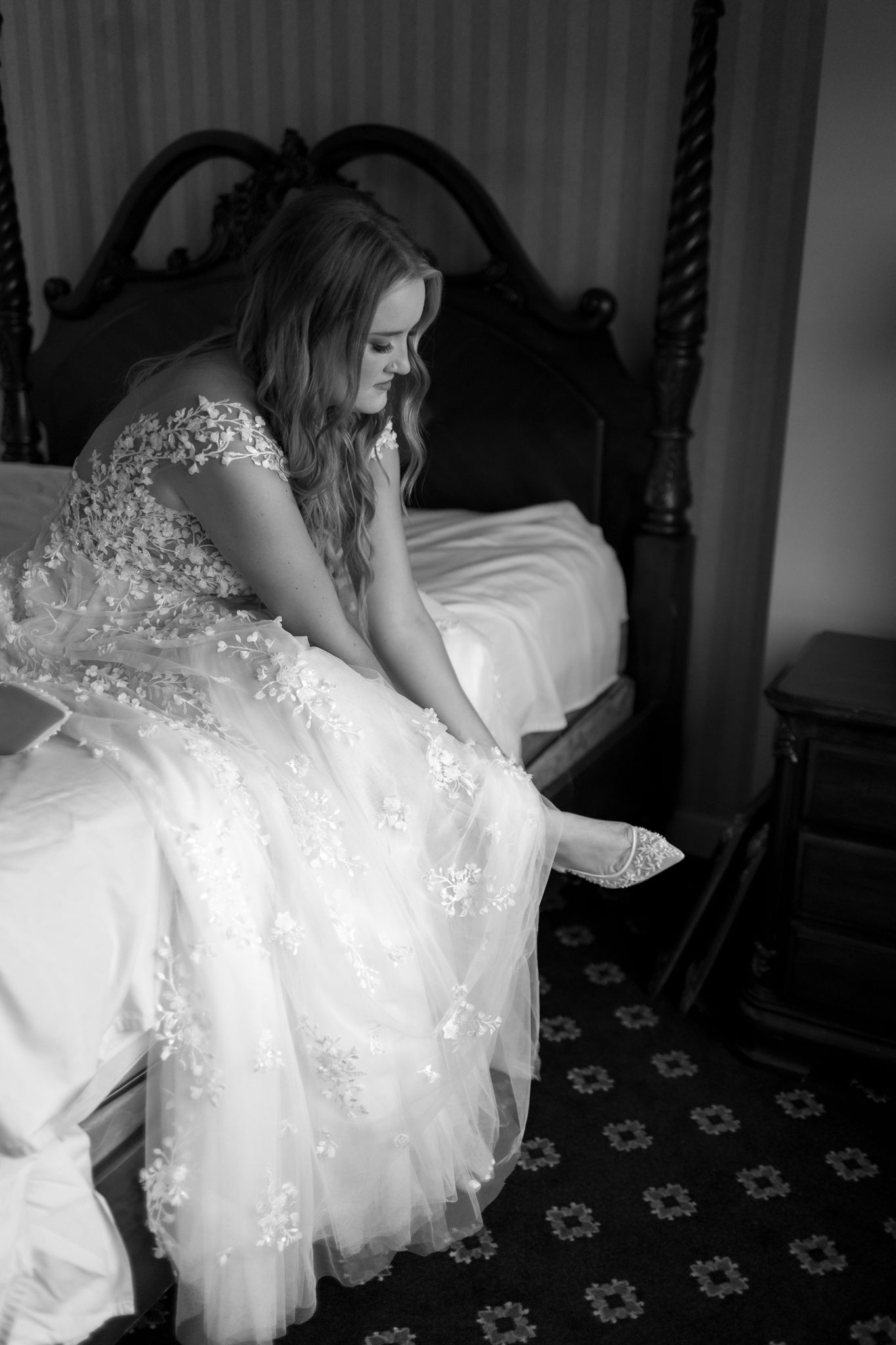 Bride and groom portraits at Cairnwood Estate Philadelphia, natural light photography.jpg