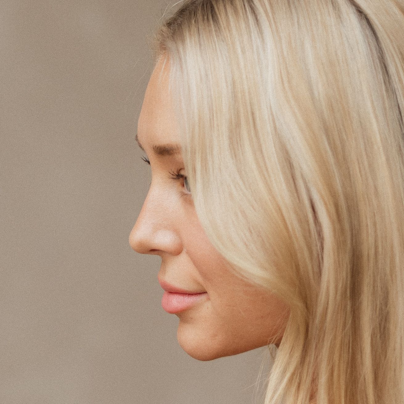 Profile view sequence showing a blonde woman's face from different angles against a neutral background.