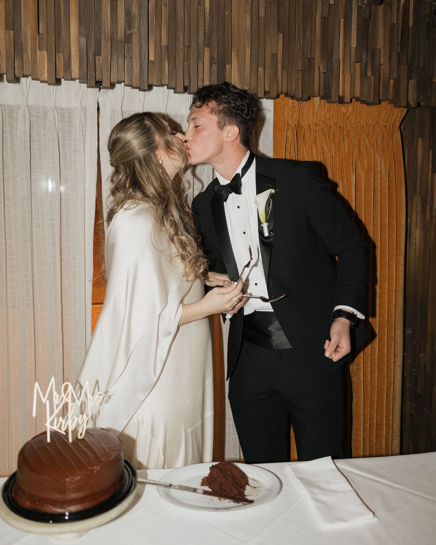 Wedding cake figures and decorative elements displayed on wooden surfaces.