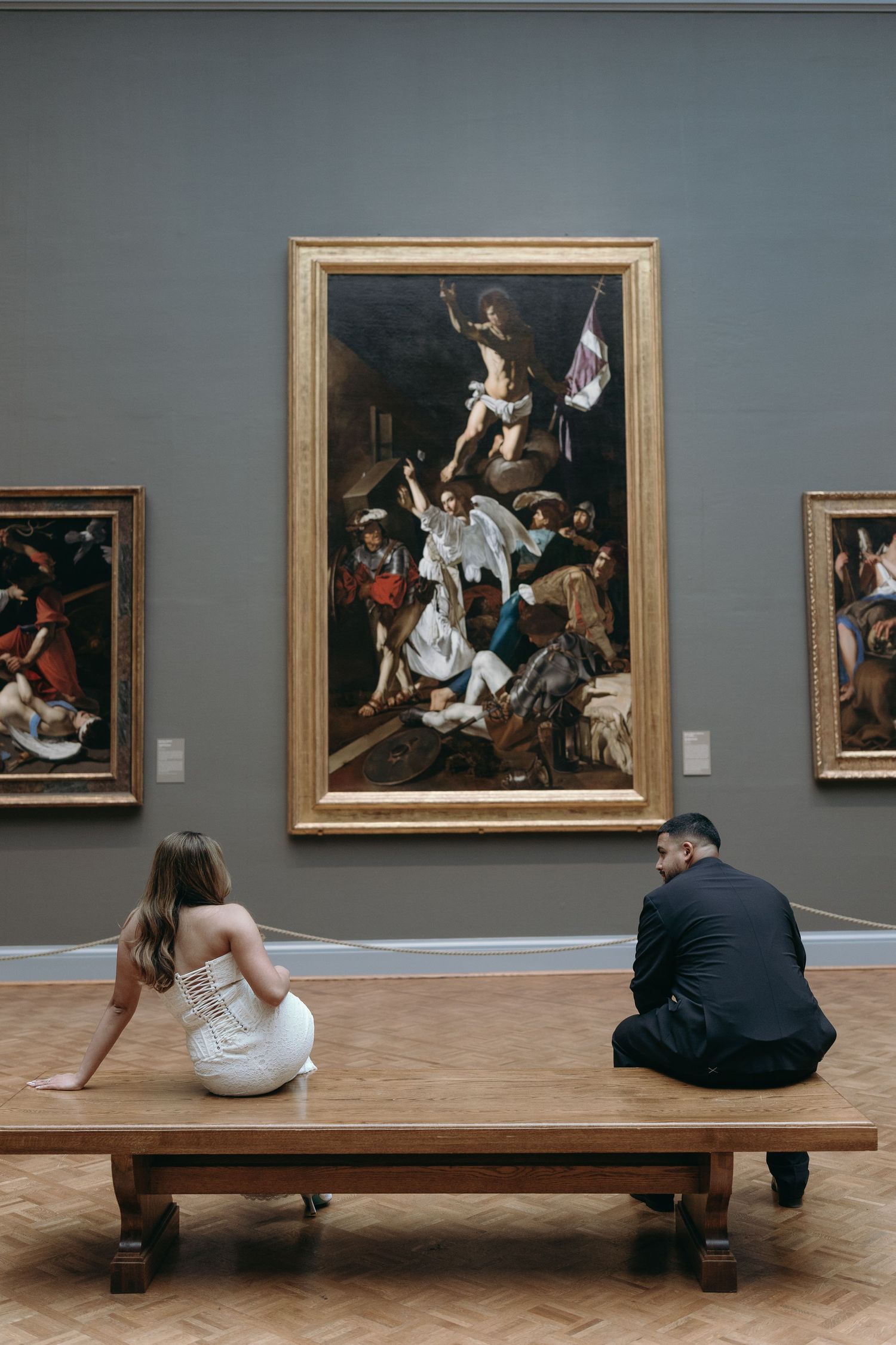 Picturesque engagement photos at the Chicago Art Institute. Chic and editorial wedding photographer in Chicago