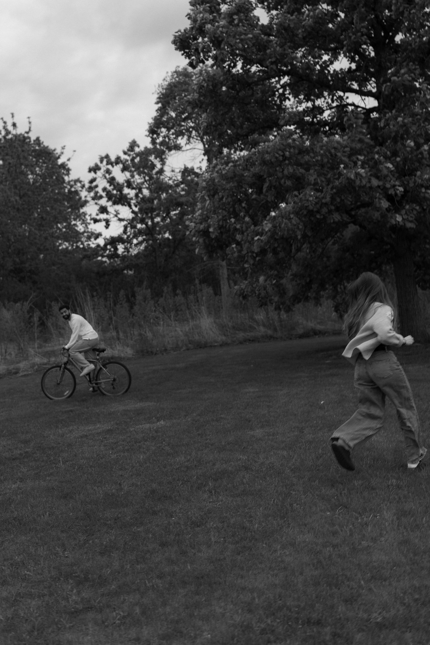 Chicago documentary couples photos shoot in a park with bikes
