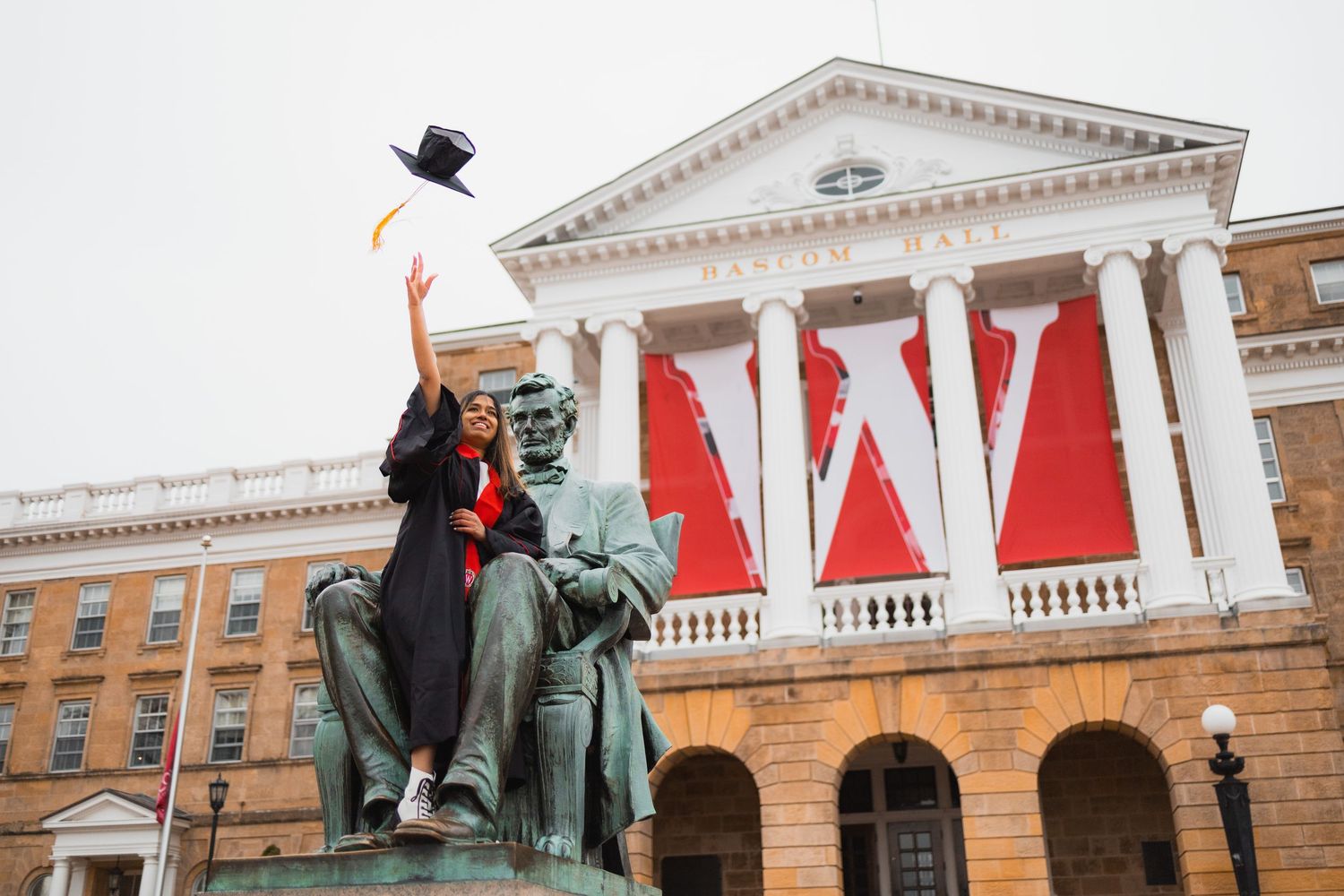 uw madison wi college graduation photos professional photographer university of wisconsin bascom hall abe lincoln statue throwing cap pics