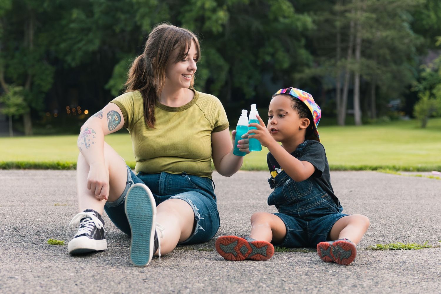 madison wi summer mini session family photographer nostalgic photos fun action candid sunridge park basketball popsicles bubbles wisconsin