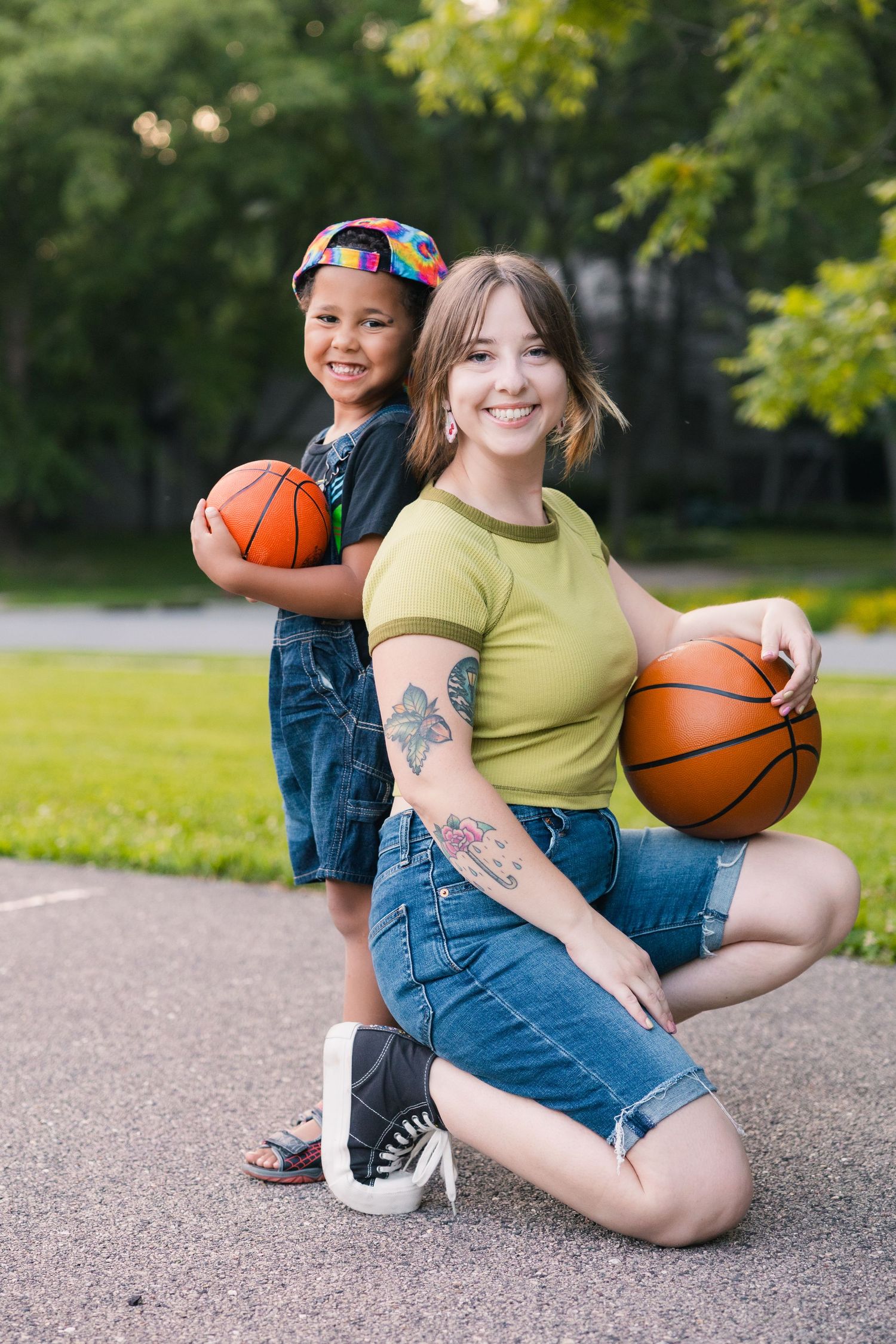 madison wi summer mini session family photographer nostalgic photos fun action candid sunridge park basketball popsicles bubbles wisconsin