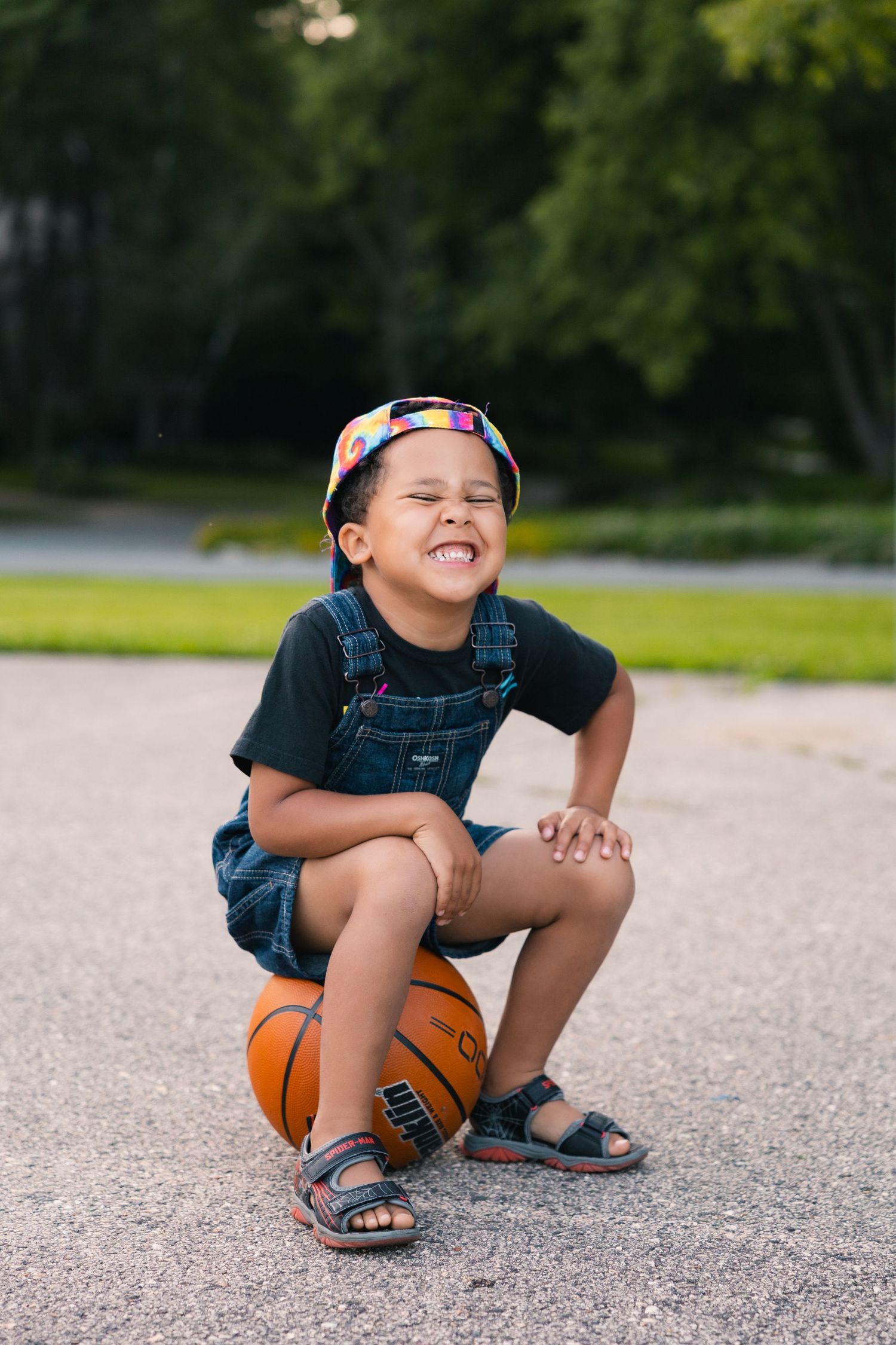 madison wi summer mini session family photographer nostalgic photos fun action candid sunridge park basketball popsicles bubbles wisconsin