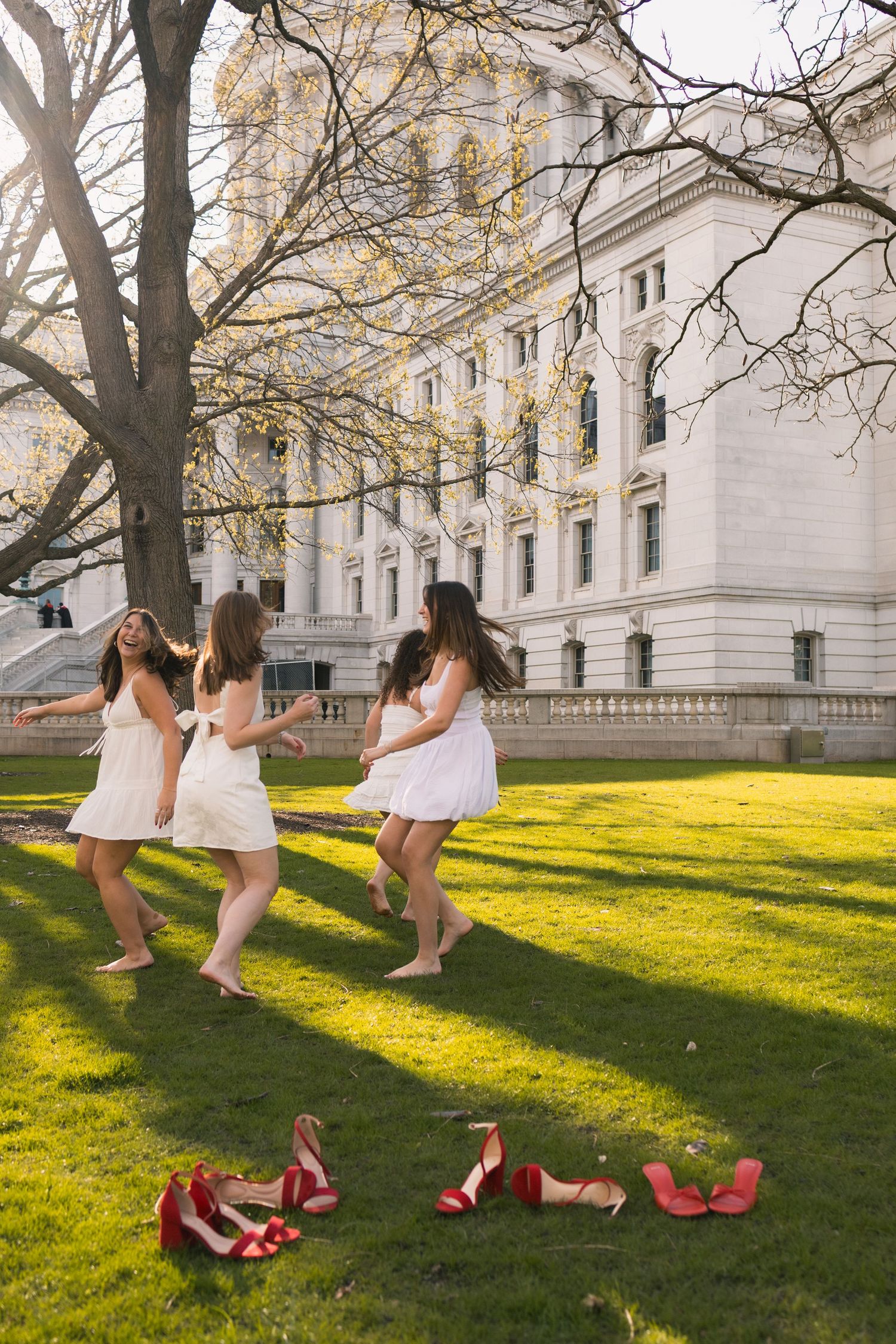 uw madison graduation photographer graduates university of wisconsin badgers alumni sorority sisters professional pictures capitol building