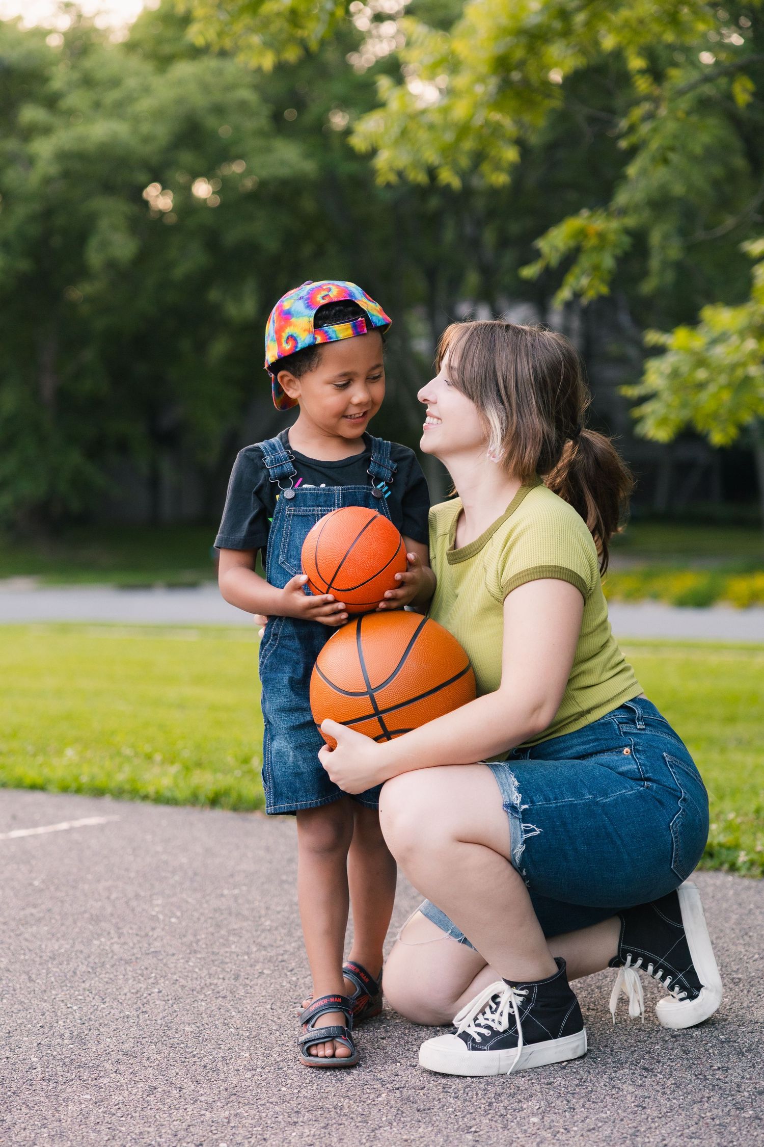 madison wi summer mini session family photographer nostalgic photos fun action candid sunridge park basketball popsicles bubbles wisconsin