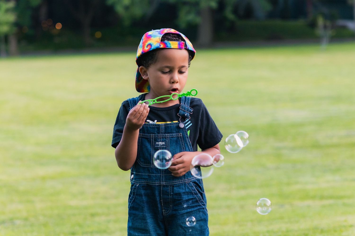 madison wi summer mini session family photographer nostalgic photos fun action candid sunridge park basketball popsicles bubbles wisconsin
