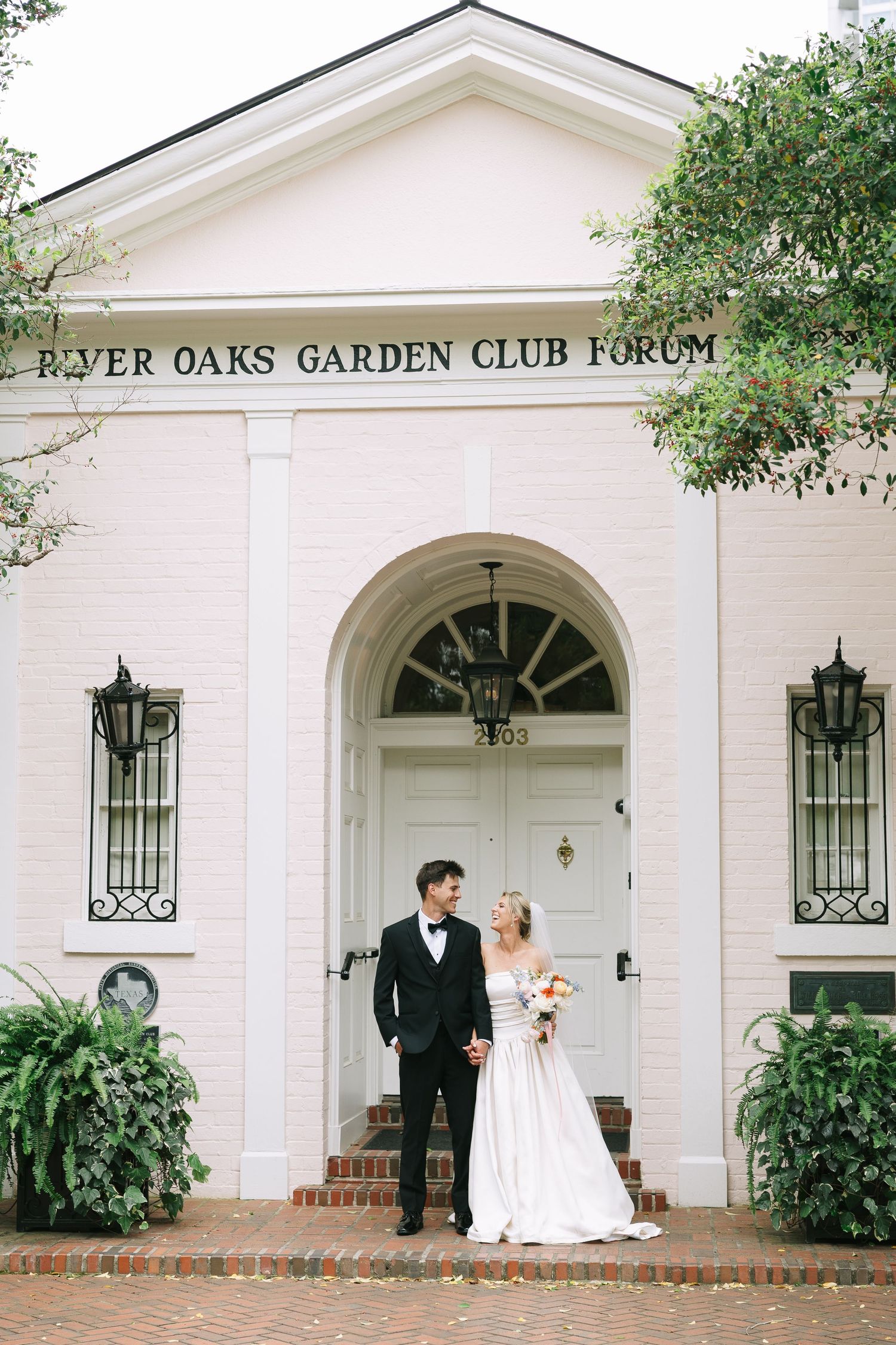 Elegant wedding photos in front of the River Oaks Garden Club Forum building.