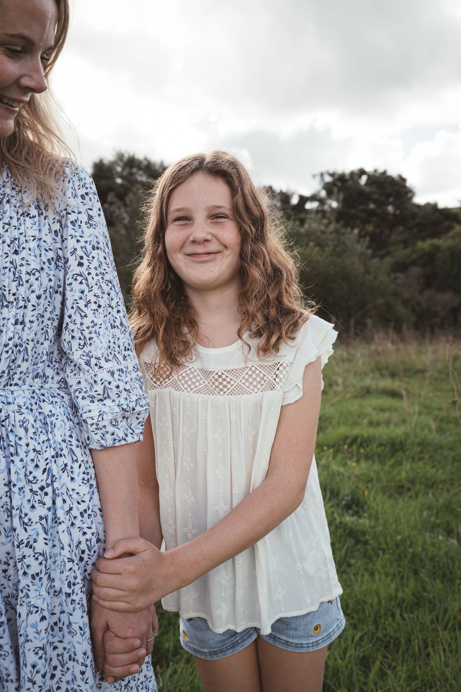 Auckland Mother and Daughter Portrait: Happy mum and girl smiling during a North Shore photography session.
