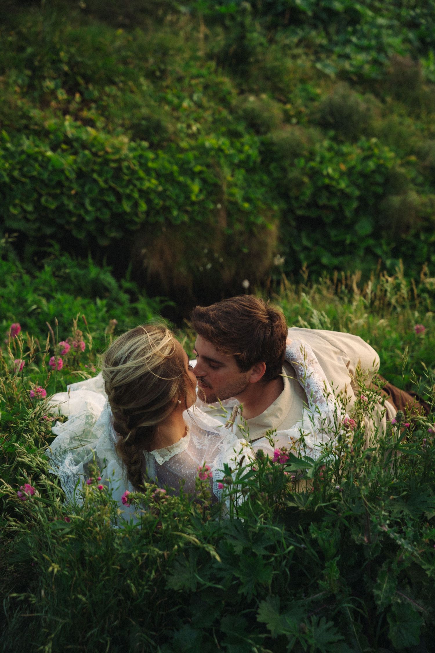 Couple kissing on the Oregon coast for their elopement