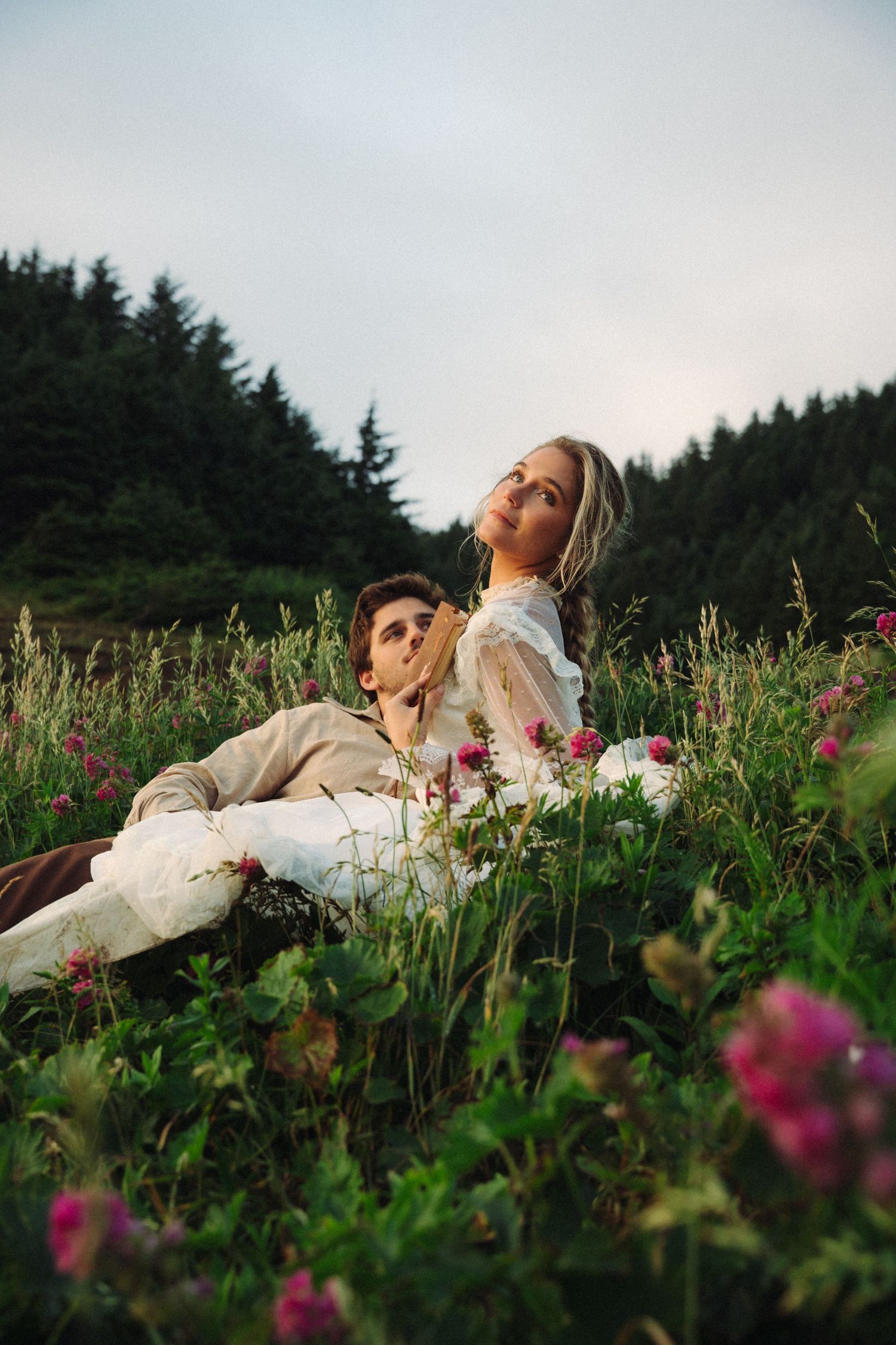 Romantic elopement on the Oregon Coast with pink coastal flowers