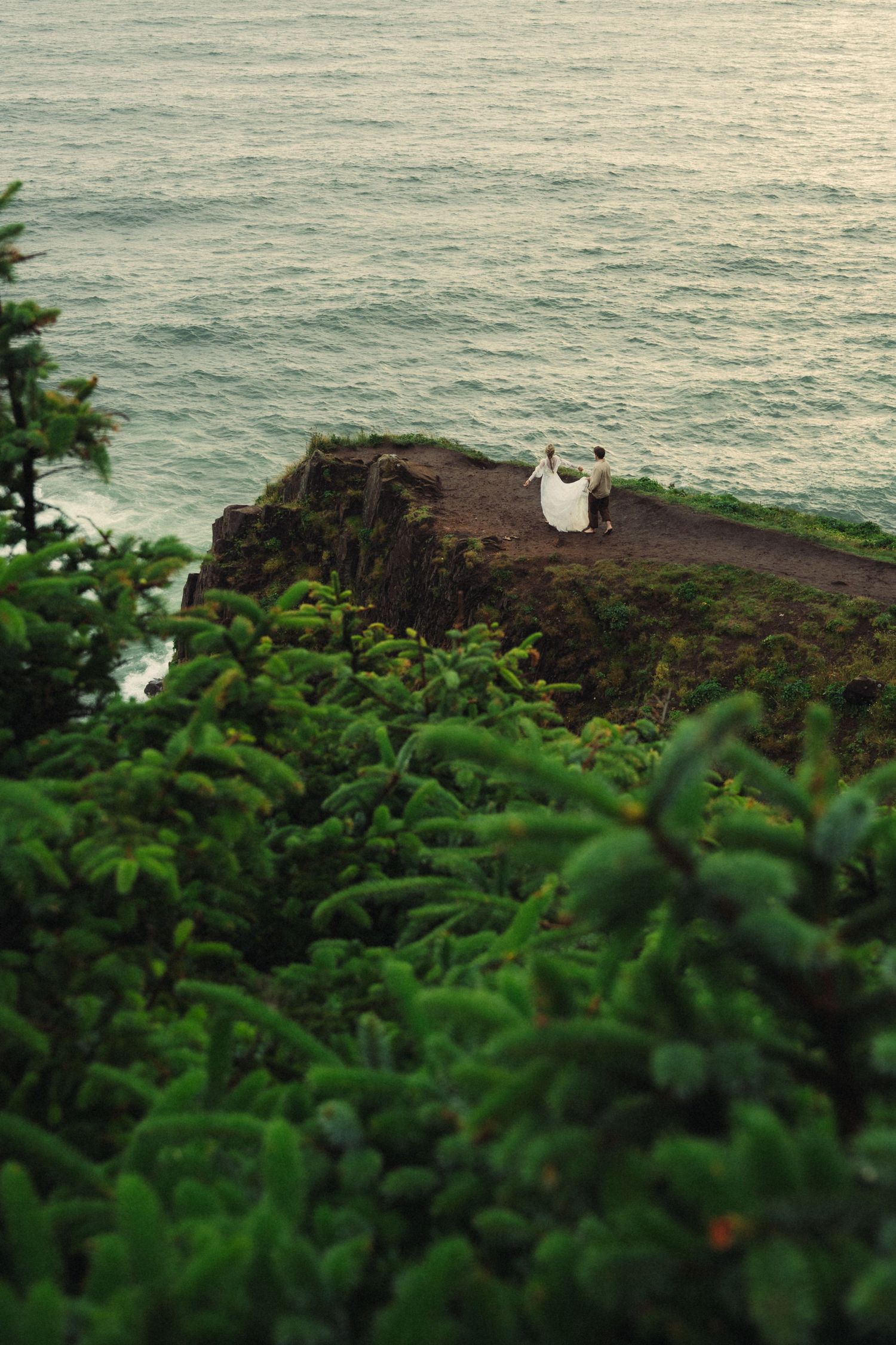 Romantic elopement on the Oregon Coast