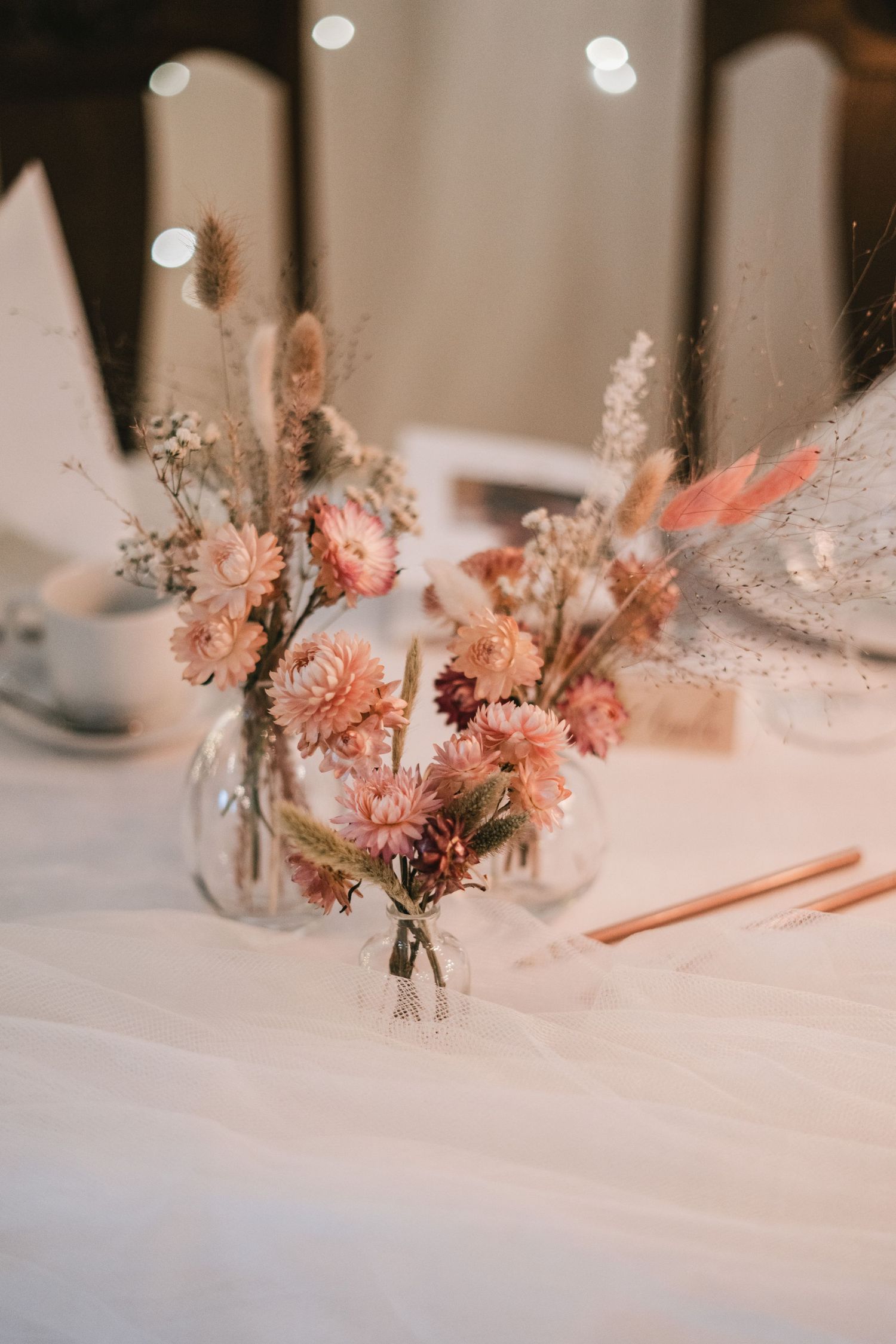 Detaljbild på blommor från festlokal
