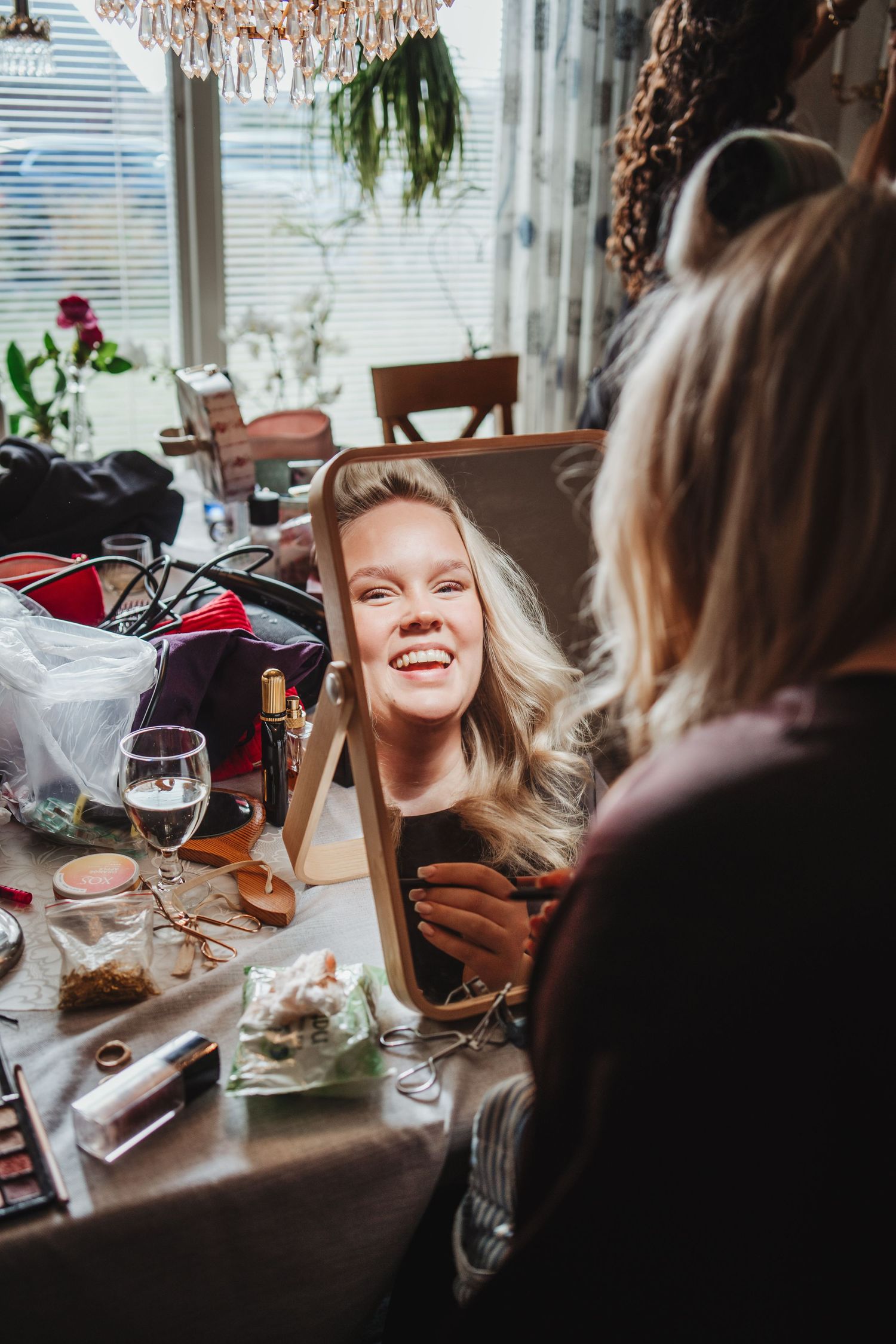 Förberedelsebilder på glad tjej till bröllop
