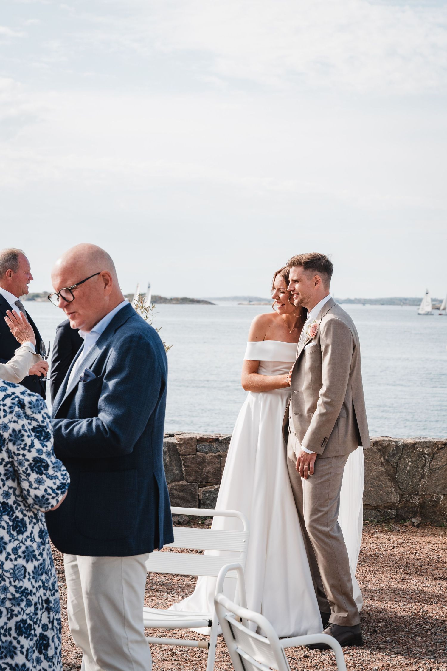 Brudpar som pratar med sina gäster
