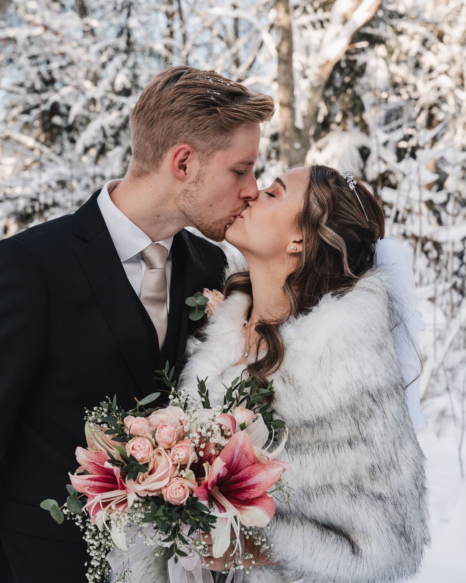 Vinterbröllopsbild, kyss ute i snön