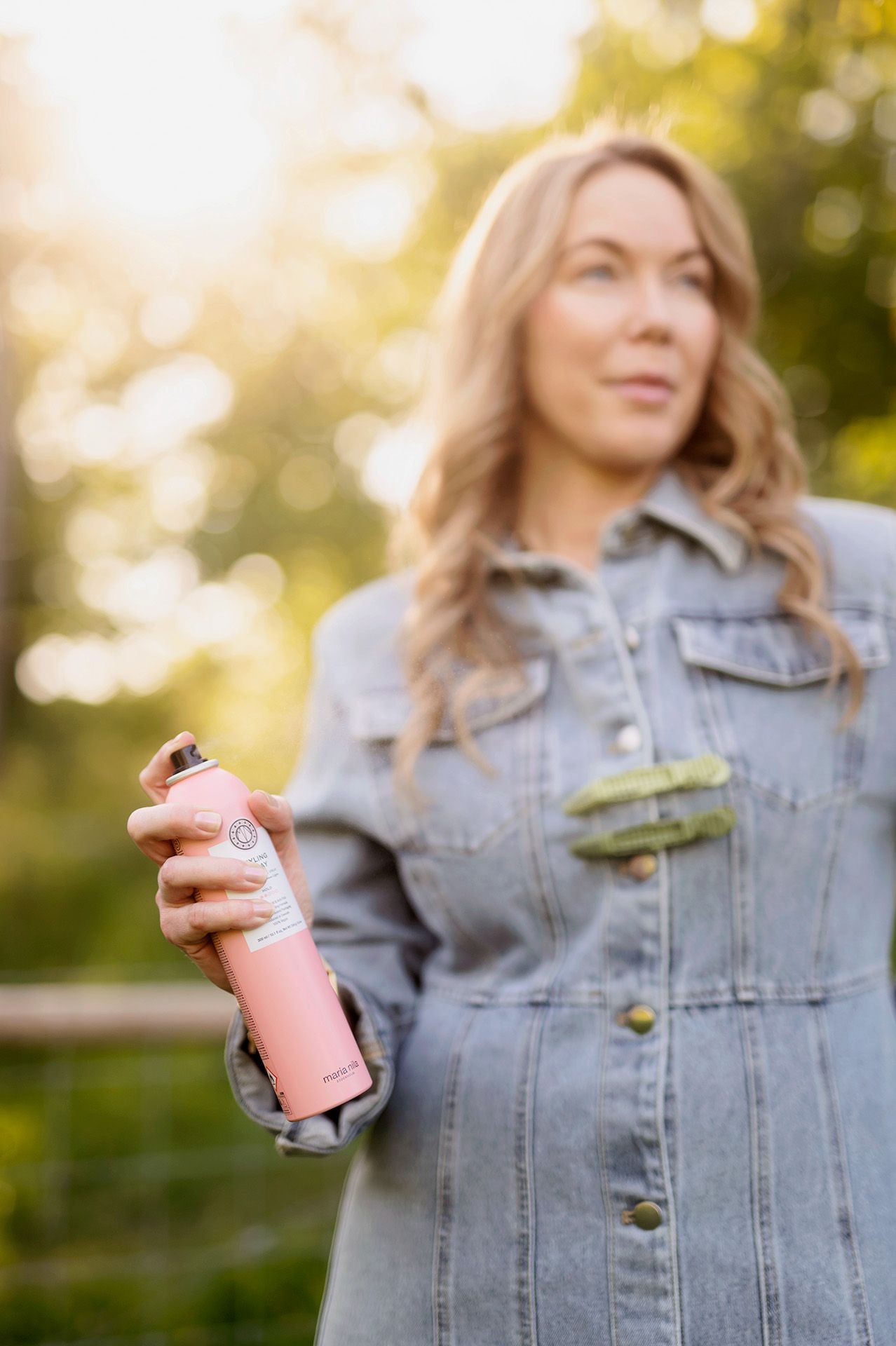 Carolina Danielsson sprayar med Maria Nila produkter