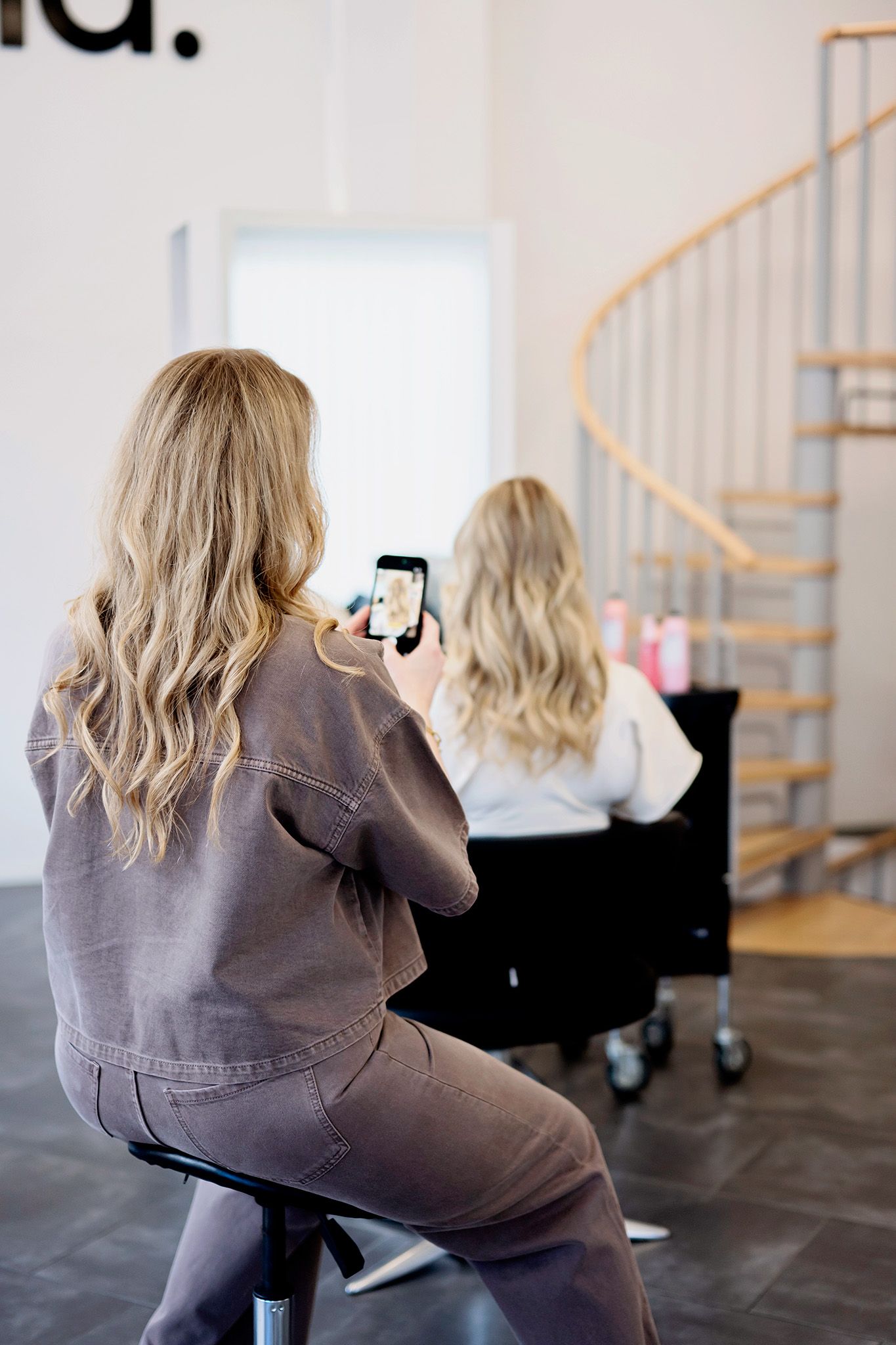 Håret stylat och klart på kund hos Carolina Danielsson