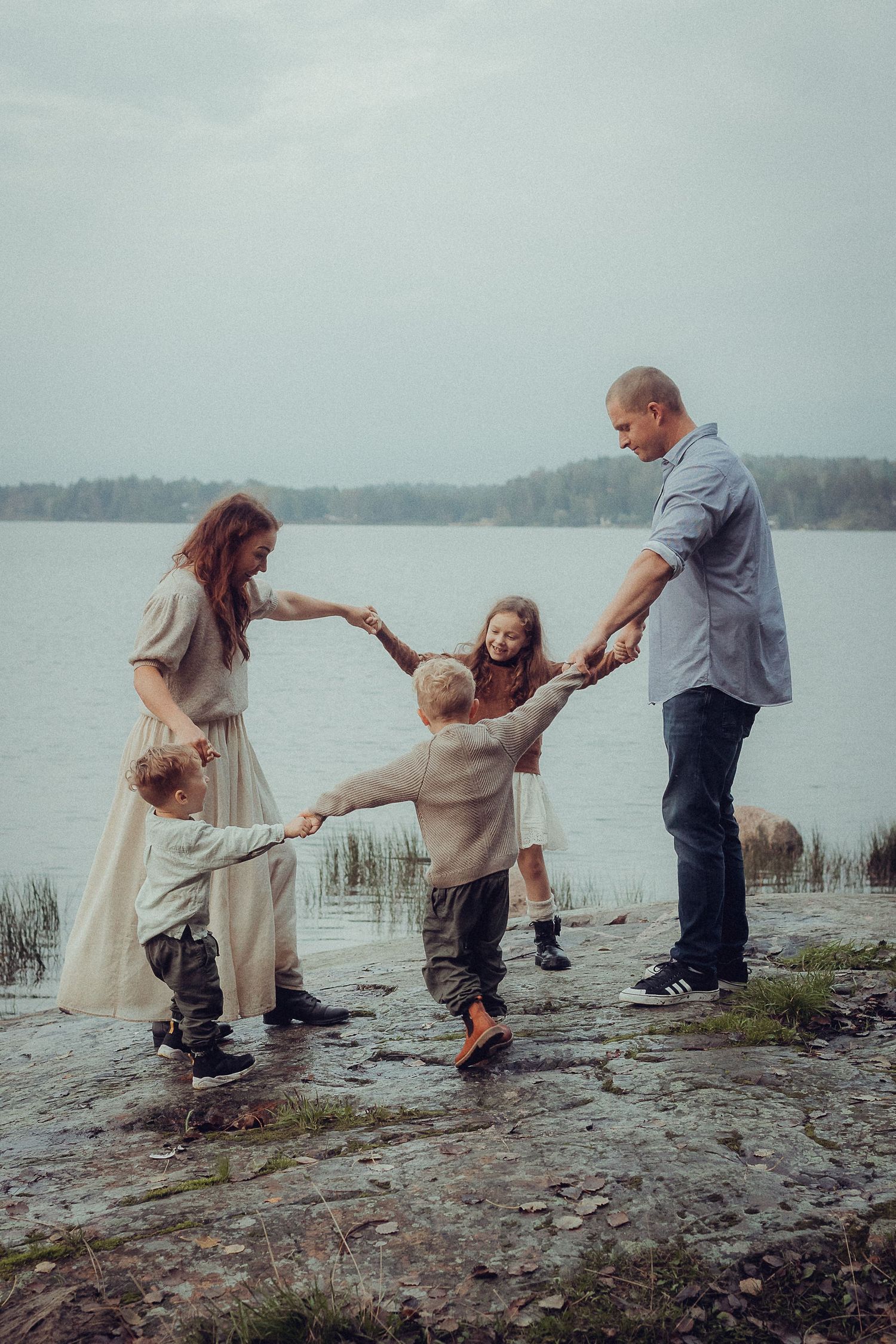 Perhe rannalla, leikki ja yhteinen hetki luonnossa, lämmin perhekuvaus