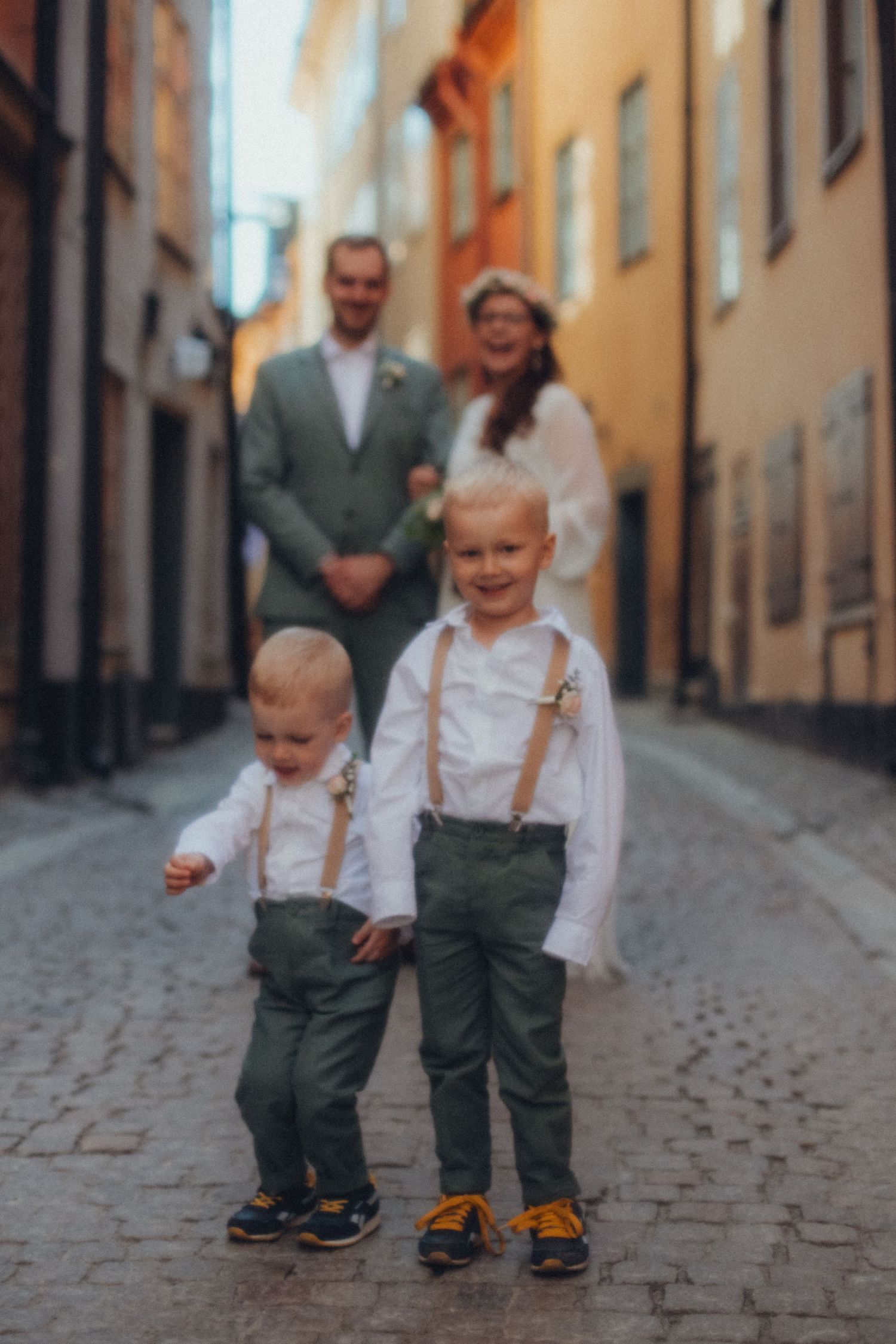 Perhe kaupunkikadulla