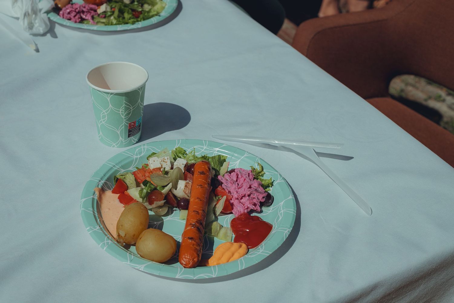 Juhlapöytä ja ruokaa lautasella, rento ja lämmin tilannekuva hetkestä