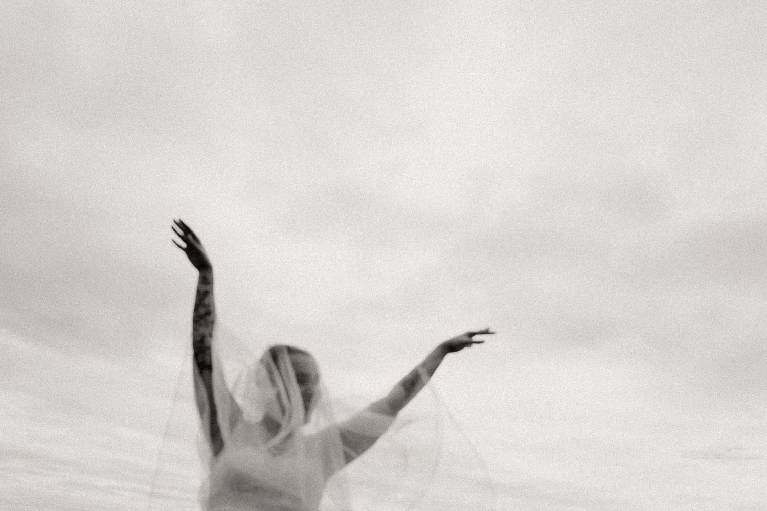 femme mariée avec voile dansant les bras en l'air