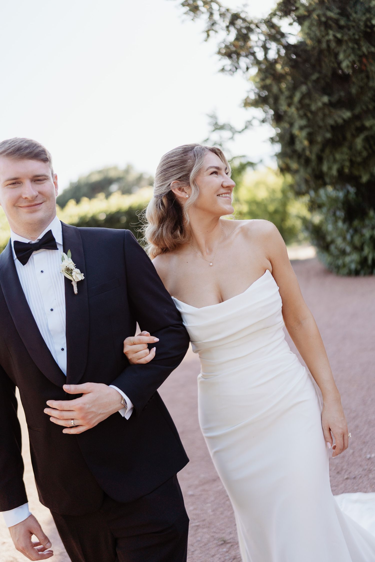 un couple élégant de mariés qui marchent en souriant