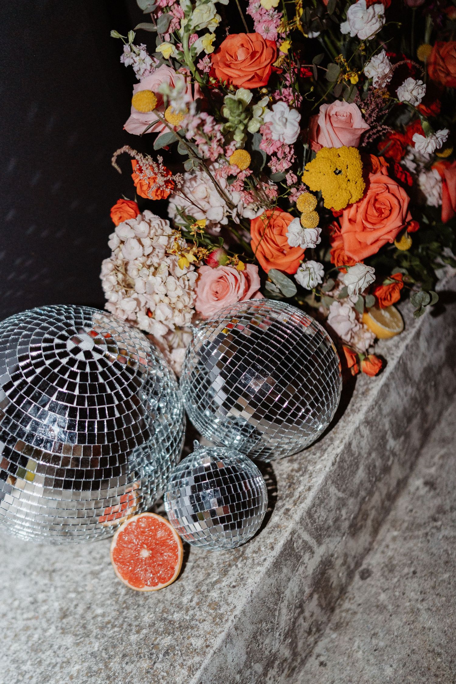 des boules disco et des fleurs comme décoration de mariage
