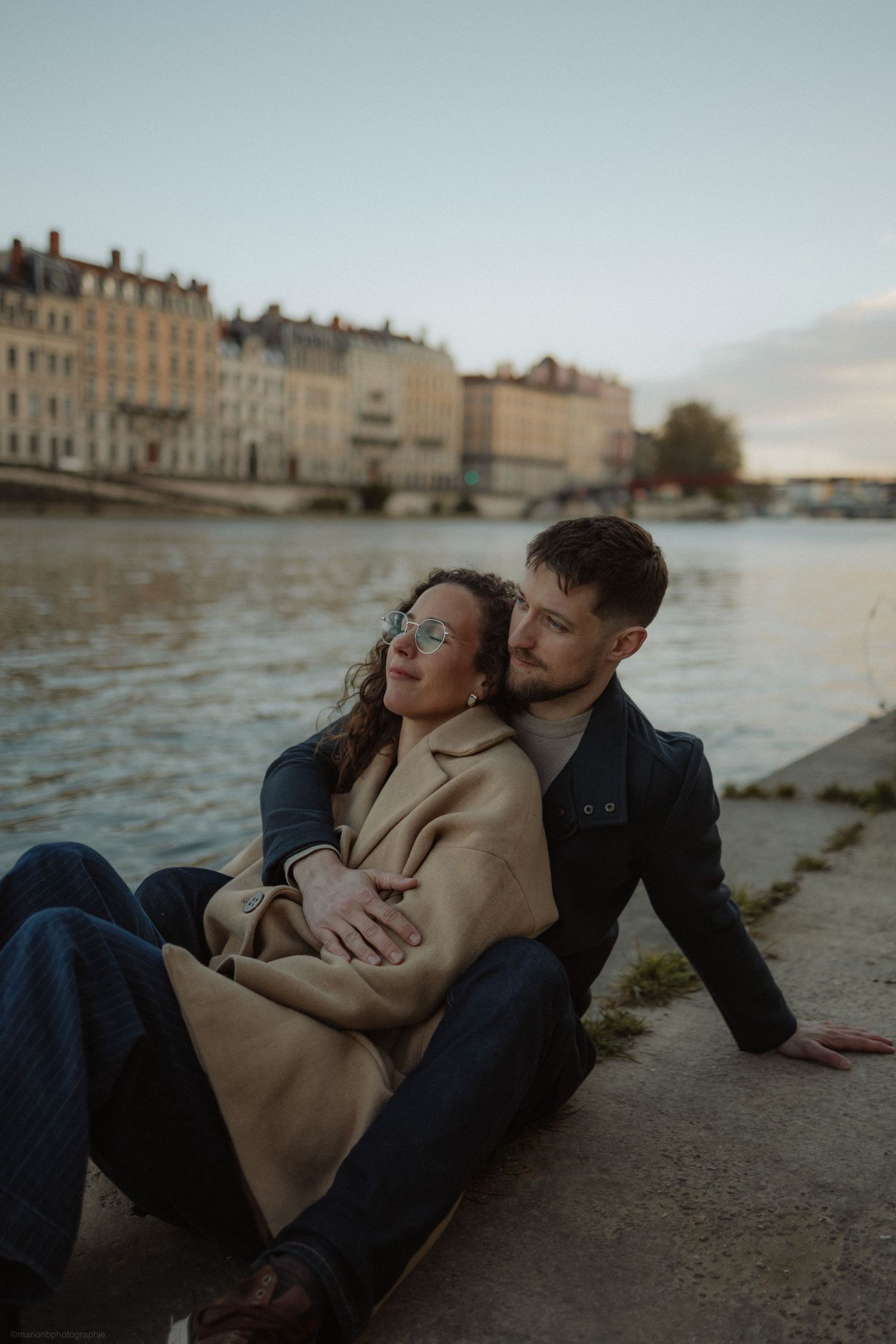 deux amoureux sur les quais à Lyon par Marion b photographie