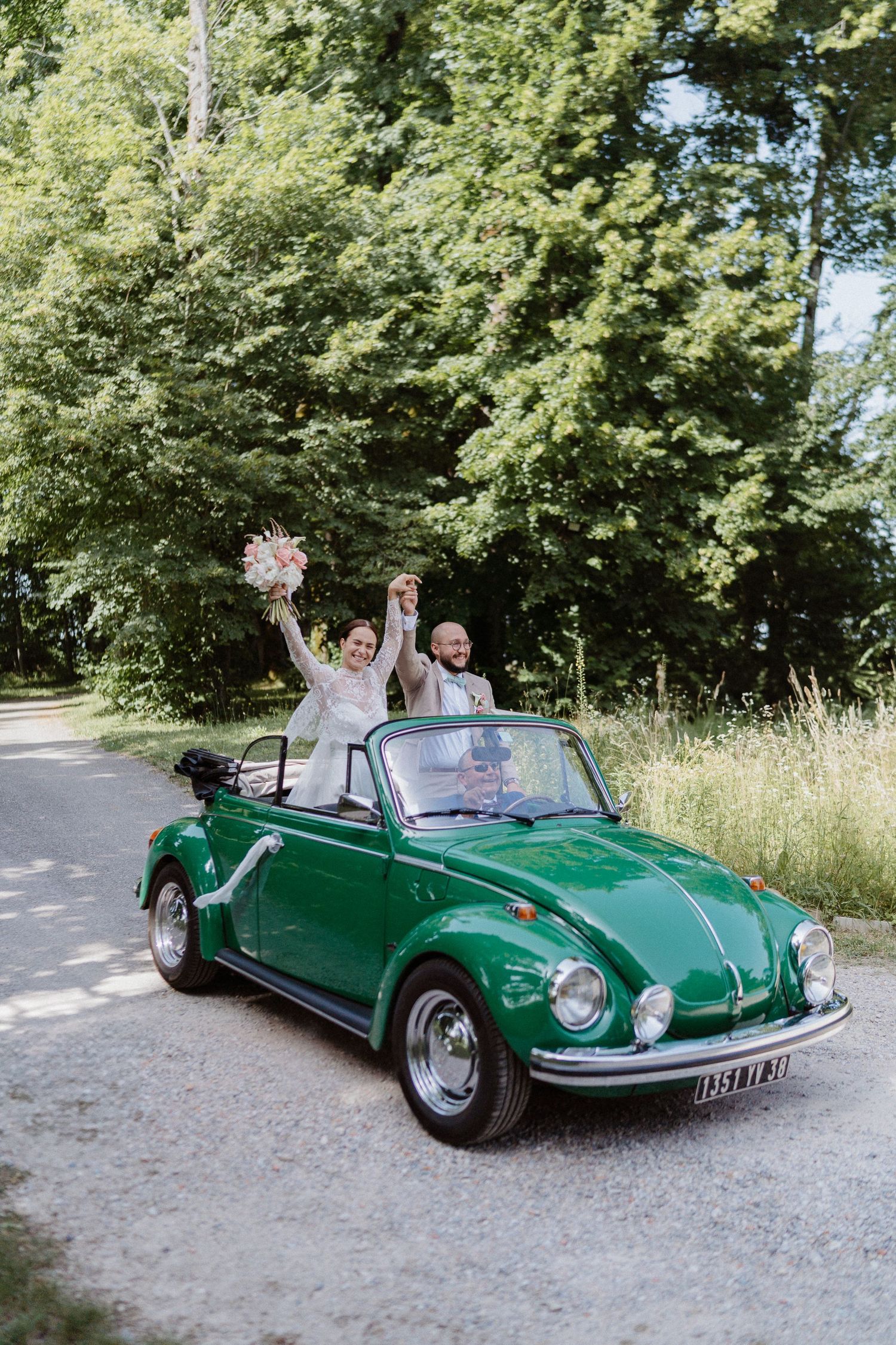 un couple de mariés arrivant en voiture au Château de Césarges